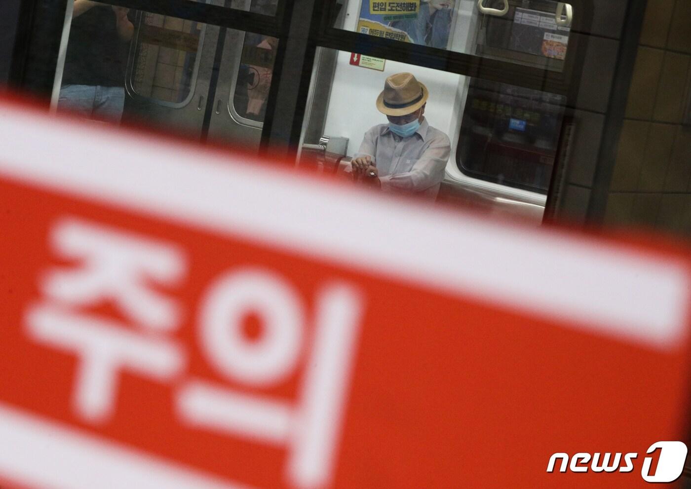 본문 이미지 - 2일 서울 강북구 수유역에서 시민들이 마스크를 쓴 채 열차를 타고 있다. 2023.8.2/뉴스1 ⓒ News1 신웅수 기자