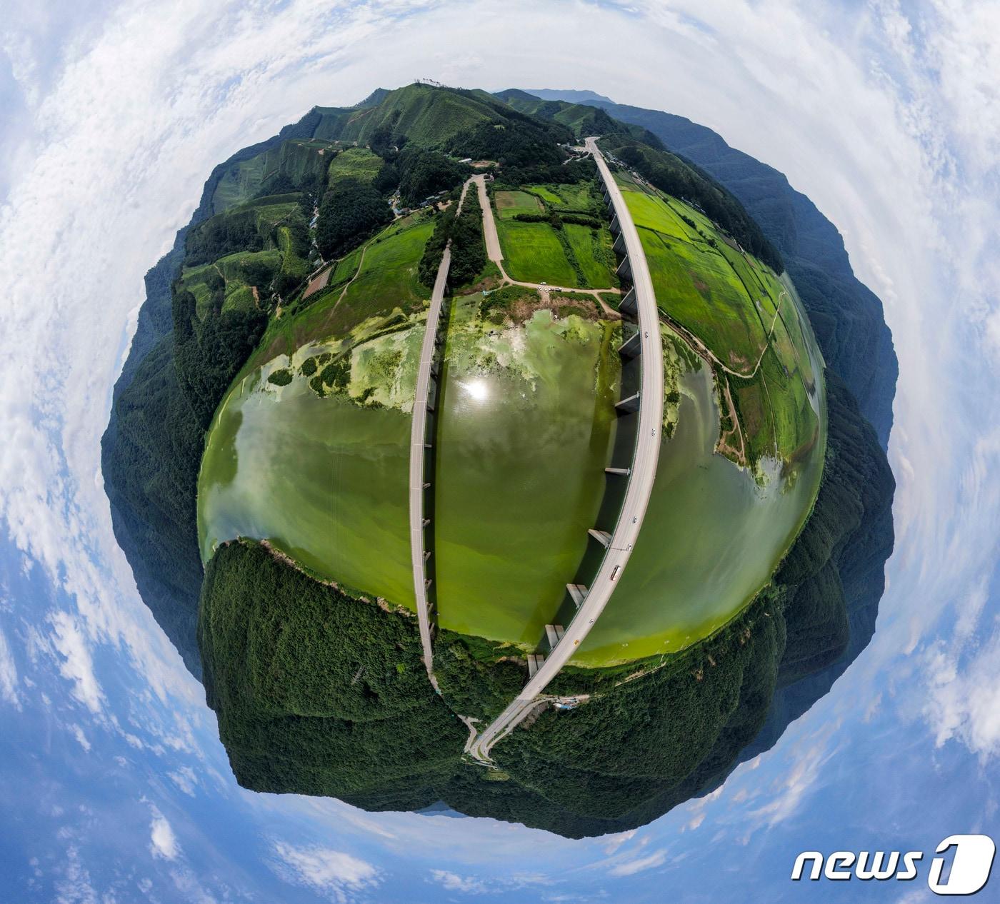 본문 이미지 - 강원 인제군 소양호 상류에 녹조가 발생해 호수가 짙은 녹색으로 변해 있다. 한강 최상류이자 수도권 식수원인 이곳에 녹조가 발생한 것은 1973년 소양강댐 건설 이후 처음이다. (파노라마 촬영) 2023.8.2 ⓒ 뉴스1 김도우 기자