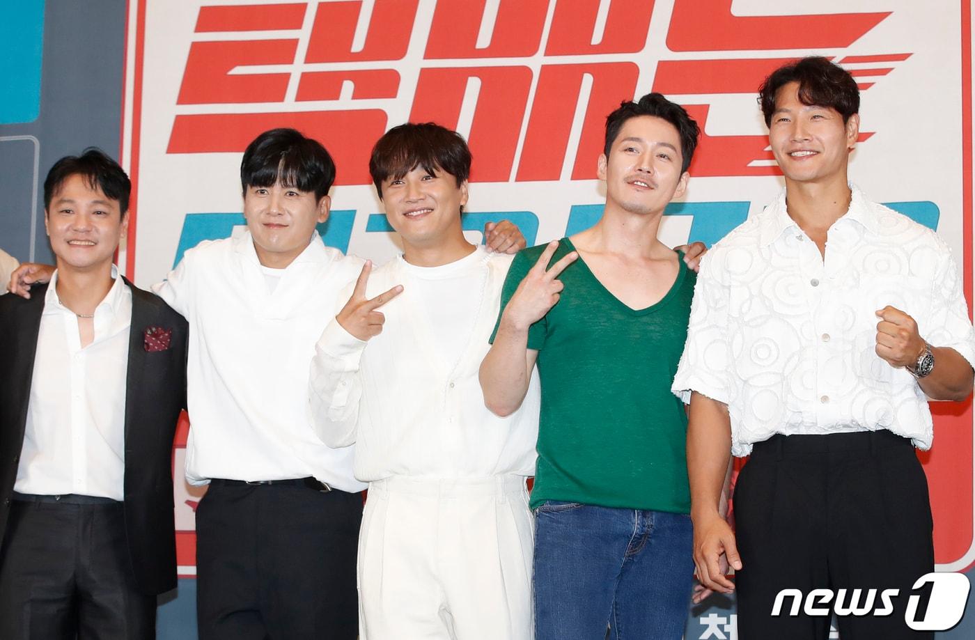 배우 홍경인(왼쪽부터)과 홍경민, 차태현, 장혁, 김종국이 2일 서울 서초구 더리버사이드호텔에서 열린 JTBC 새 예능 '택배는 몽골몽골' 제작발표회에서 포즈를 취하고 있다. ‘택배는 몽골몽골’은 용띠 절친 김종국, 장혁, 차태현, 홍경민, 홍경인과 열다섯 살 차이 나는 막내 강훈이 택배 배송을 위해 떠난 몽골에서 고군분투하는 케미 폭발 여행기다. 2023.8.2/뉴스1 ⓒ News1 권현진 기자