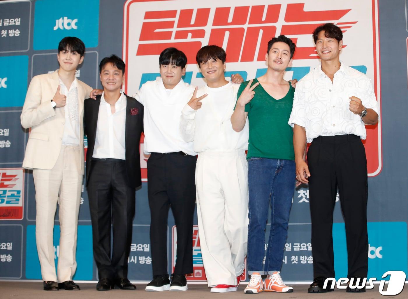 본문 이미지 - 배우 강훈(왼쪽부터)과 홍경인, 홍경민, 차태현, 장혁, 김종국이 2일 서울 서초구 더리버사이드호텔에서 열린 JTBC 새 예능 '택배는 몽골몽골' 제작발표회에서 포즈를 취하고 있다. ‘택배는 몽골몽골’은 용띠 절친 김종국, 장혁, 차태현, 홍경민, 홍경인과 열다섯 살 차이 나는 막내 강훈이 택배 배송을 위해 떠난 몽골에서 고군분투하는 케미 폭발 여행기다. 2023.8.2/뉴스1 ⓒ News1 권현진 기자