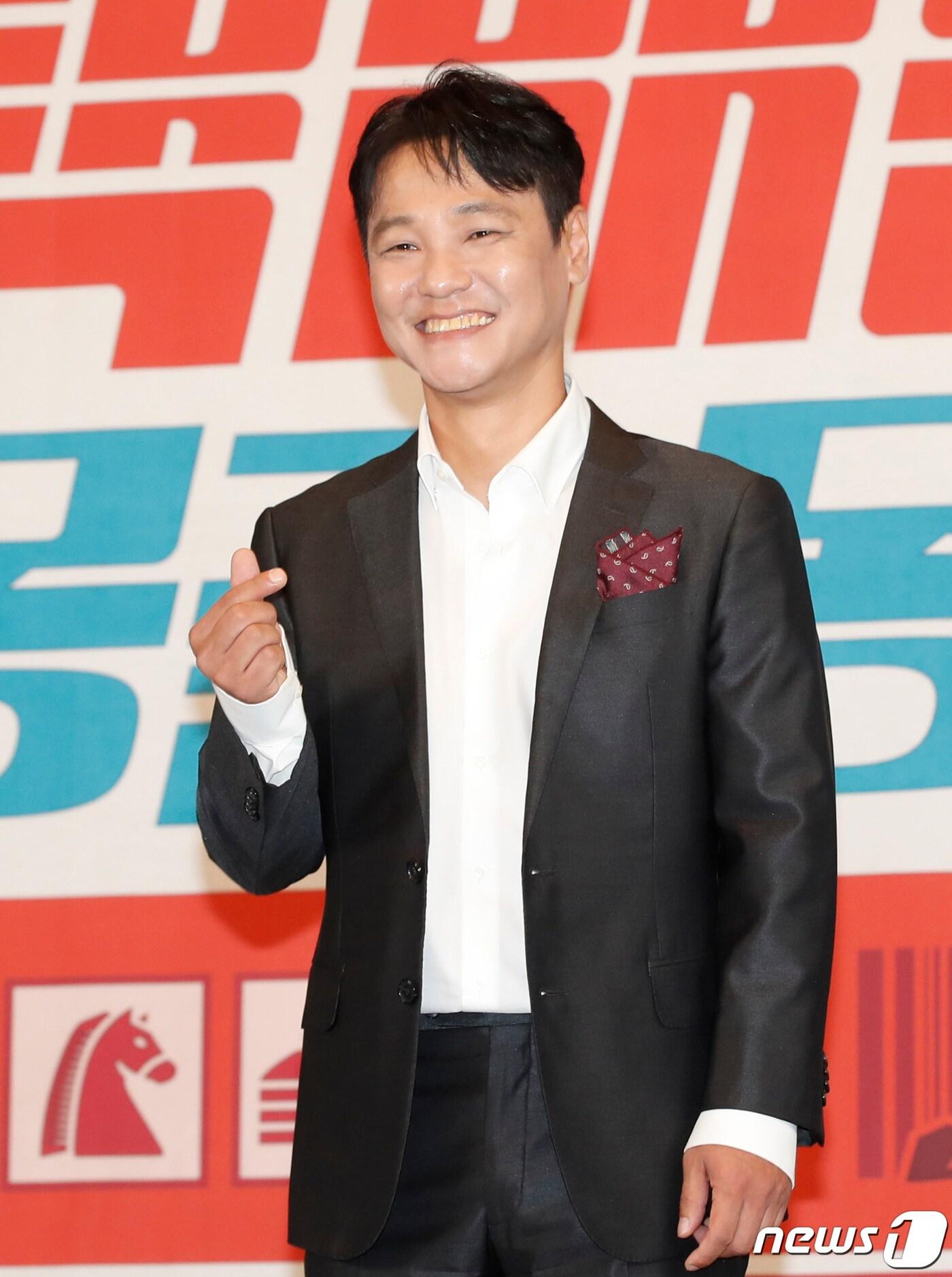 본문 이미지 - 배우 홍경인이 2일 서울 서초구 더리버사이드호텔에서 열린 JTBC 새 예능 '택배는 몽골몽골' 제작발표회에서 포즈를 취하고 있다. ‘택배는 몽골몽골’은 용띠 절친 김종국, 장혁, 차태현, 홍경민, 홍경인과 열다섯 살 차이 나는 막내 강훈이 택배 배송을 위해 떠난 몽골에서 고군분투하는 케미 폭발 여행기다. 2023.8.2/뉴스1 ⓒ News1 권현진 기자