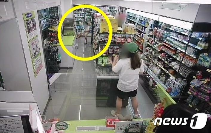 본문 이미지 - 편의점에서 진열대 상품을 발로 차는 아이. ('보배드림' 갈무리)