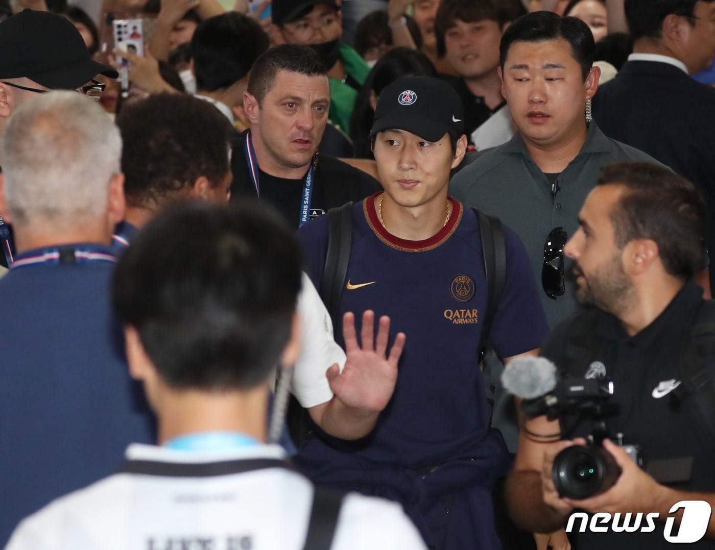 본문 이미지 - 프리시즌 투어를 위해 방한한 파리 생제르맹(PSG) 이강인이 2일 오후 김해국제공항을 통해 입국하고 있다. 루이스 엔리케 감독을 비롯해 네이마르, 이강인, 마르퀴뇨스, 지안루이지 돈나룸마, 아슈라프 하키미 등 PSG 선수들은 쿠팡플레이 3차전을 통해 오는 3일 K리그1 전북 현대와 부산아시아드주경기장에서 맞붙는다. 2023.8.2/뉴스1 ⓒ News1 윤일지 기자