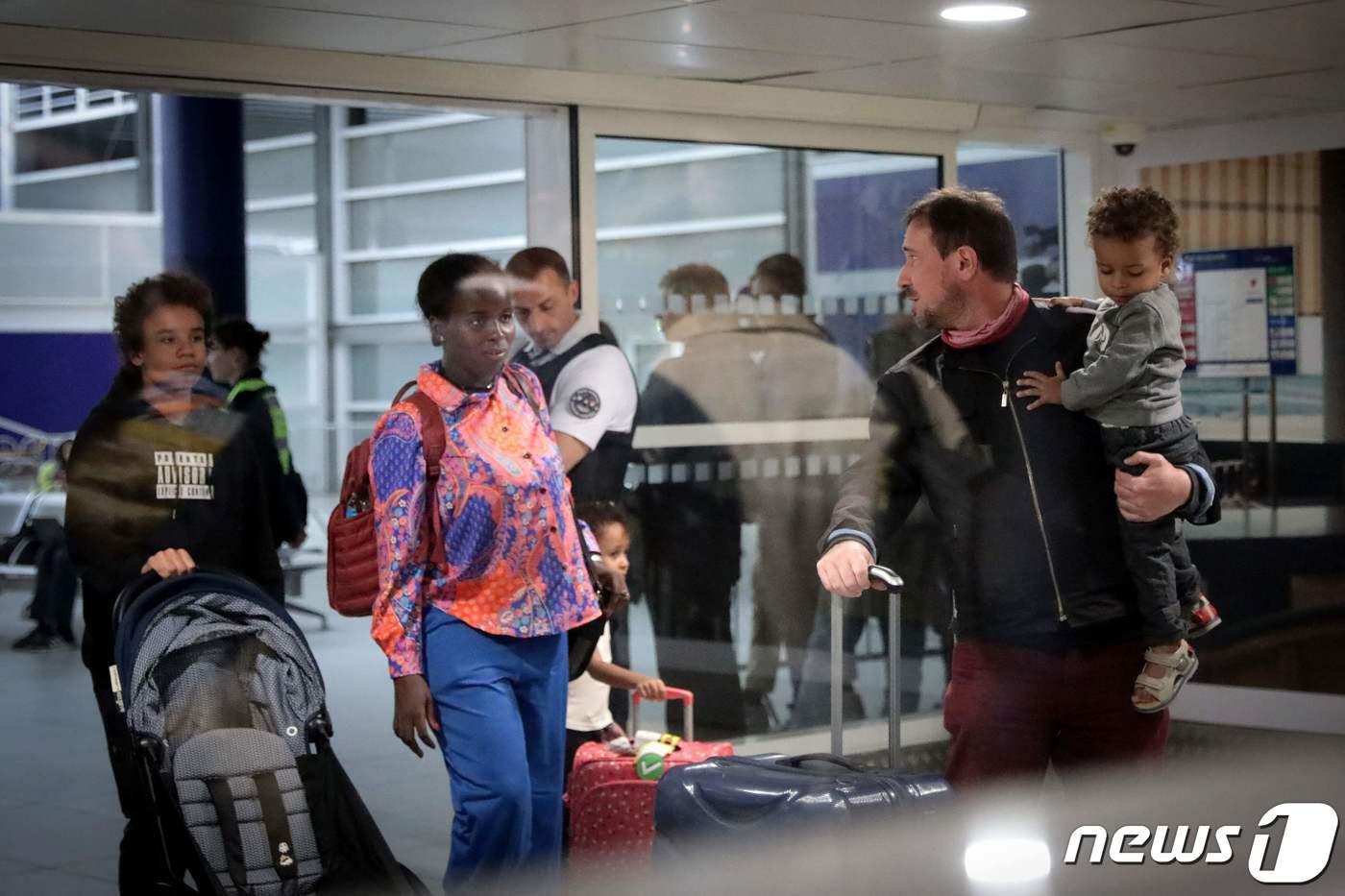 쿠데타가 발생한 서아프리카 니제르에서 대피한 사람들이 2일(현지시간)파리 인근 샤를 드골 국제공항에 도착하고 있다. .2023.08.02/뉴스1 ⓒ AFP=뉴스1 ⓒ News1 김민수 기자