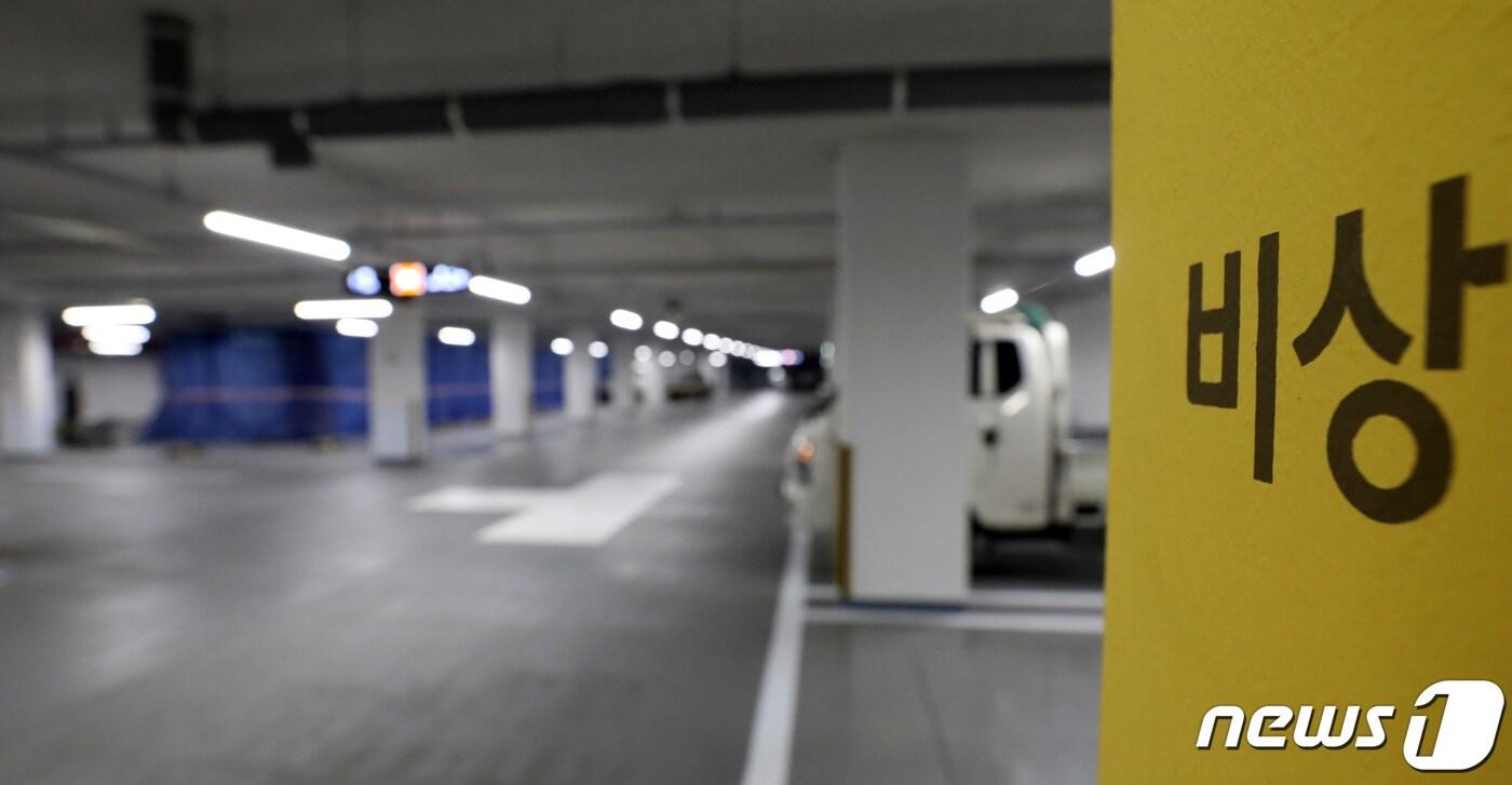 본문 이미지 - 2일 경기도 파주시 초롱꽃마을 3단지(파주운정 A34) 지하 주차장에 보강 공사를 위한 천막이 설치돼 있다. 2023.8.2/뉴스1 ⓒ News1 김성진 기자