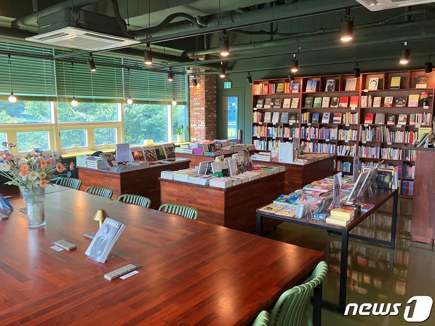 본문 이미지 - 2일 서울 망원동에 위치한 유명한 독립서점 내부 모습.ⓒ 뉴스1 김기성 기자