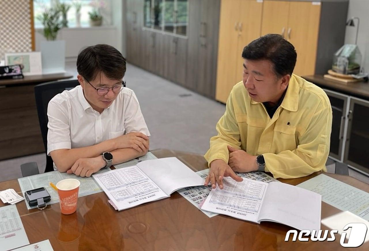 본문 이미지 - 이범석 충북 청주시장이 2일 기획재정부와 행정안전부를 방문해 2024년 정부예산과 수해복구를 위한 재난안전특별교부세, 개선복구사업비 반영을 요청했다. 사진은 김동일 예산실장(왼쪽)을 만나 국비 지원을 요청하는 모습.(청주시 제공)/ 뉴스1