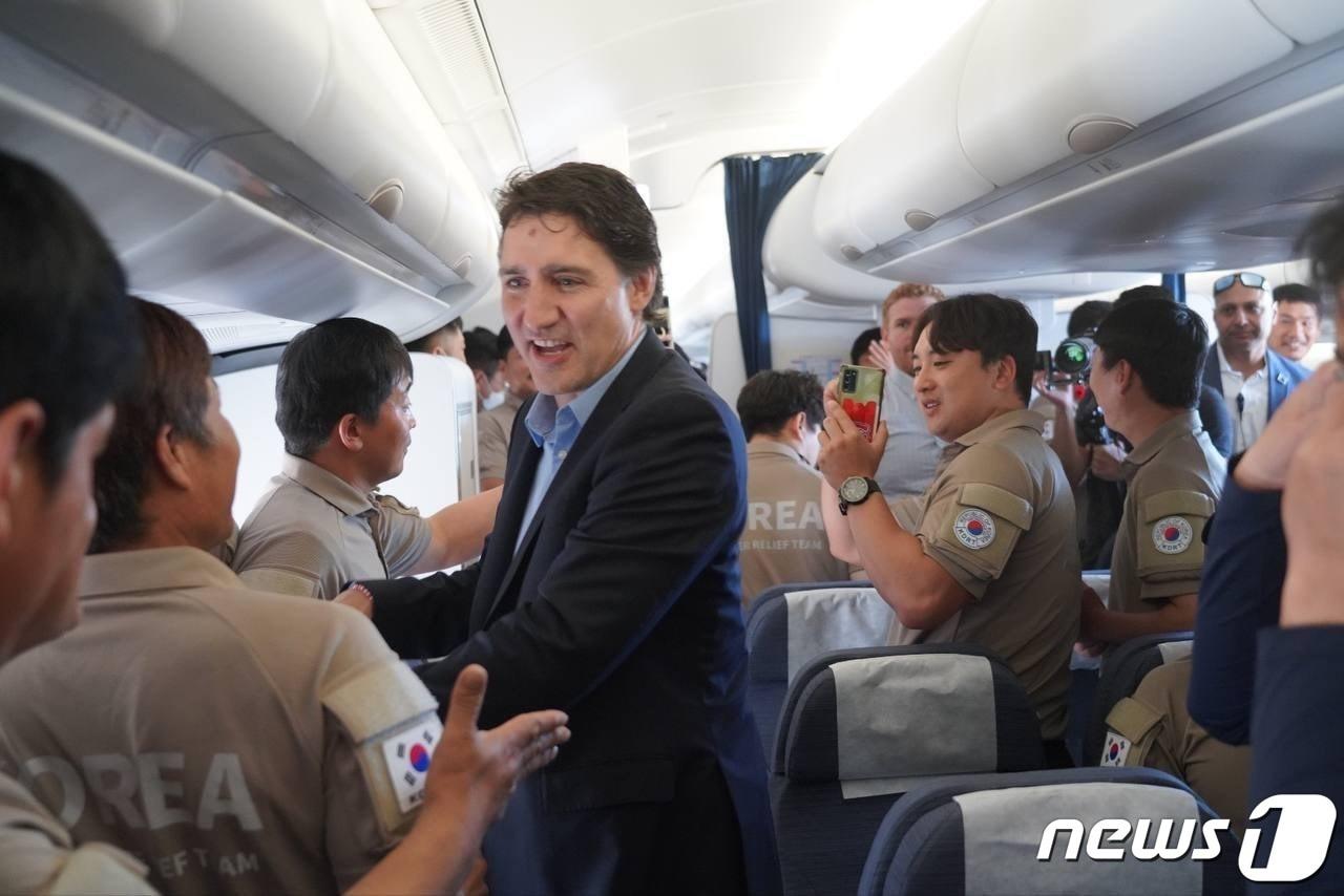본문 이미지 - 저스틴 트뤼도 캐나다 총리가 1일(현지시간) 캐나다 산불 진화 지원을 위해 파견됐던 '대한민국 해외긴급구호대'의 귀국 비행기에 올라 감사 인사를 하고 있다. (외교부 제공) 2023.8.2/뉴스1