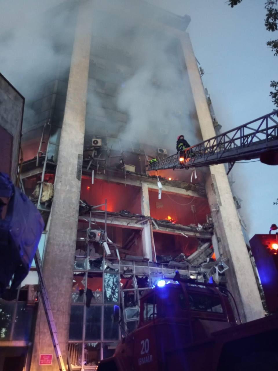 본문 이미지 - 2일(현지시간) 우크라이나 이즈마일 항구 근처의 곡물저장소가 러시아의 공격으로 파괴돼 소방 당국이 현장을 수습 중이다. (출처 : 우크라이나 국방부)