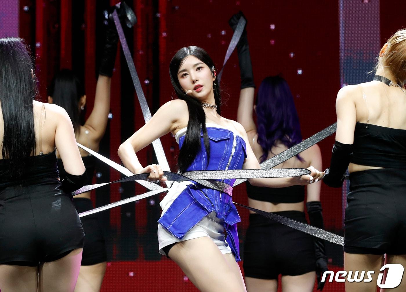 본문 이미지 - 가수 권은비가 2일 서울 용산구 블루스퀘어 마스터카드홀에서 가진 첫 번째 싱글 '더 플래시(The Flash)' 발매 쇼케이스에서 신곡을 선보이고 있다. 2023.8.2. ⓒ 뉴스1 권현진 기자