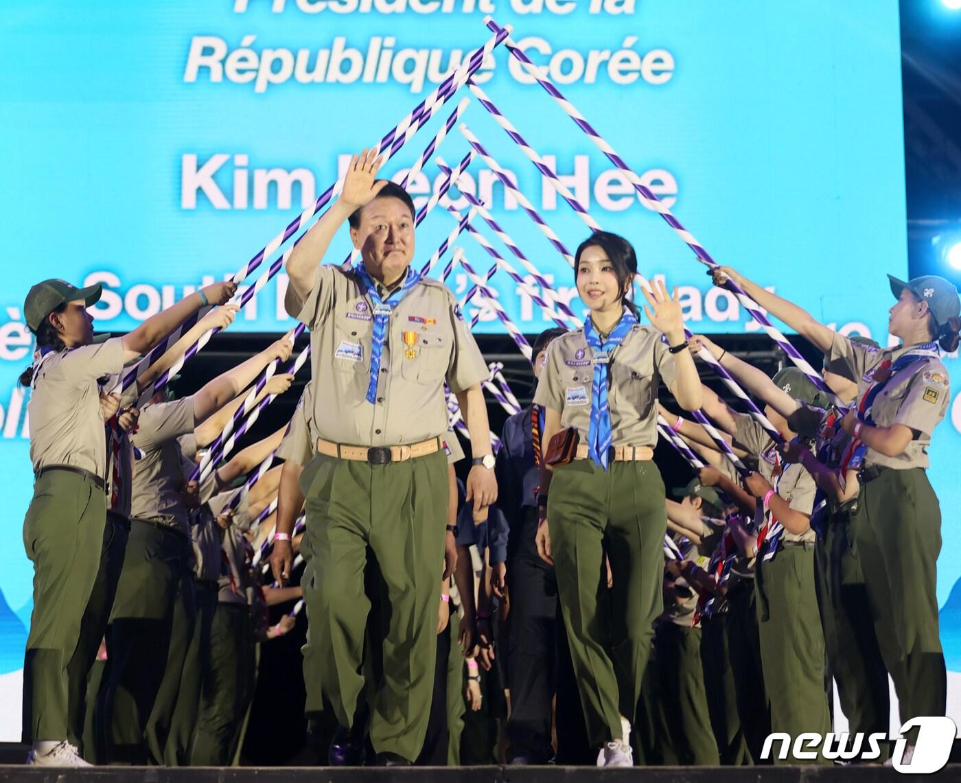 본문 이미지 - 윤석열 대통령과 김건희 여사가 2일 전북 부안군 새만금 일원에서 열린 '2023 새만금 제25회 세계스카우트 잼버리' 개영식에서 장문례를 받으며 입장하고 있다. 2023.8.2/뉴스1 ⓒ News1 전북사진기자단