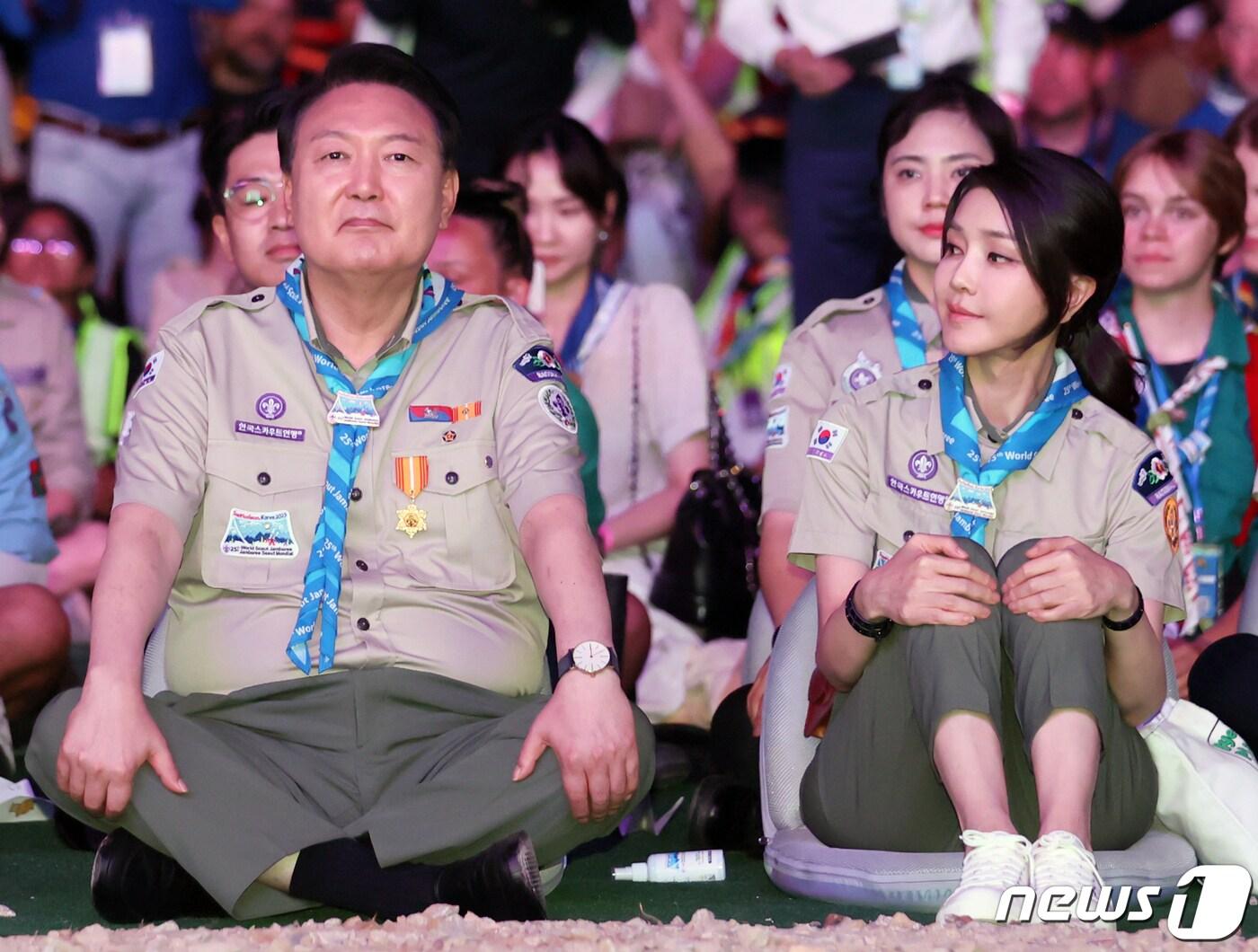 본문 이미지 - 윤석열 대통령과 김건희 여사가 2일 전북 부안군 새만금 일원에서 열린 '2023 새만금 제25회 세계스카우트 잼버리' 개영식에서 기수단 입장식을 바라보고 있다. 2023.8.2/뉴스1 ⓒ News1 전북사진기자단