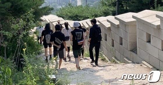 본문 이미지 -  19일 오전 9시30분 인왕산을 내려가는 시민들. 2023.08.19 ⓒ 뉴스1 장성희 기자