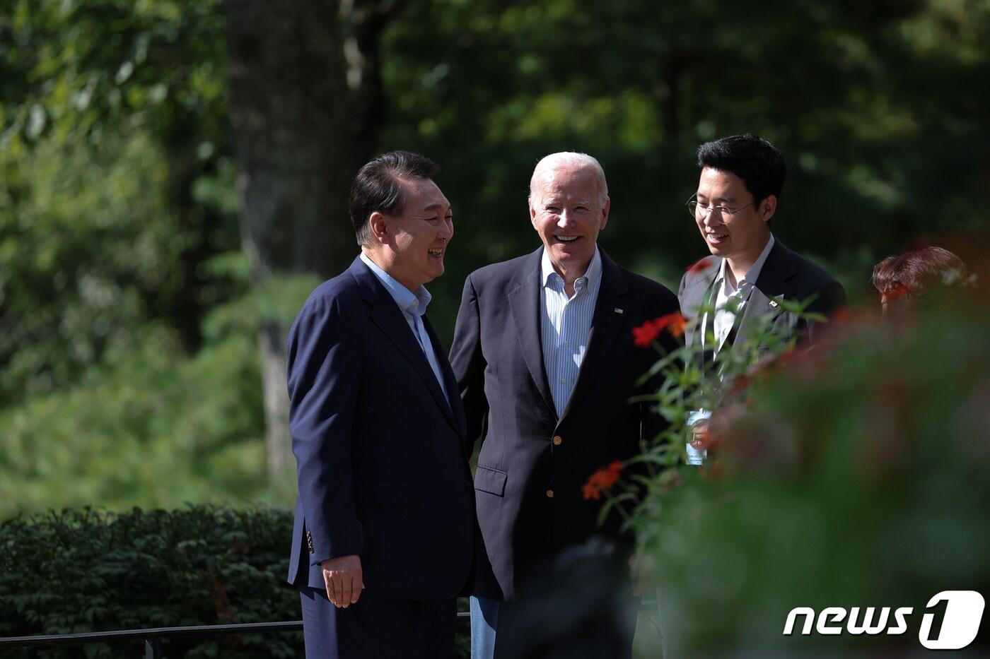 윤석열 대통령과 조 바이든 미국 대통령이 18일(현지시간) 미국 워싱턴DC 인근 대통령 별장인 캠프 데이비드에서 열린 한미 정상회담에 앞서 대화하고 있다. (대통령실 제공) 2023.8.18/뉴스1 ⓒ News1 안은나 기자