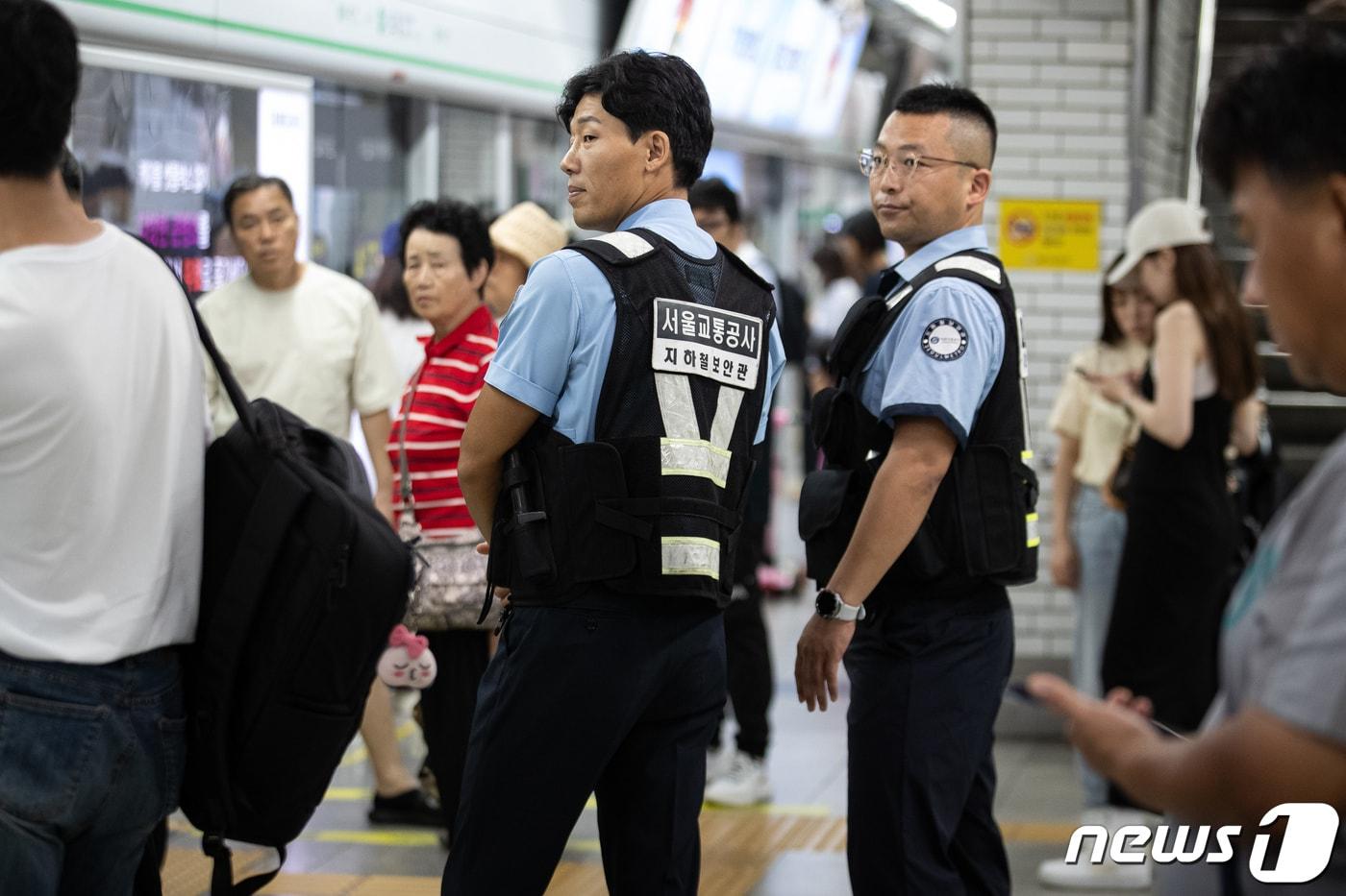 본문 이미지 - 서울교통공사 지하철보안관들이 20일 서울 지하철 2호선 신도림역 승강장을 순찰하고 있다.  2023.8.20/뉴스1 ⓒ News1 유승관 기자