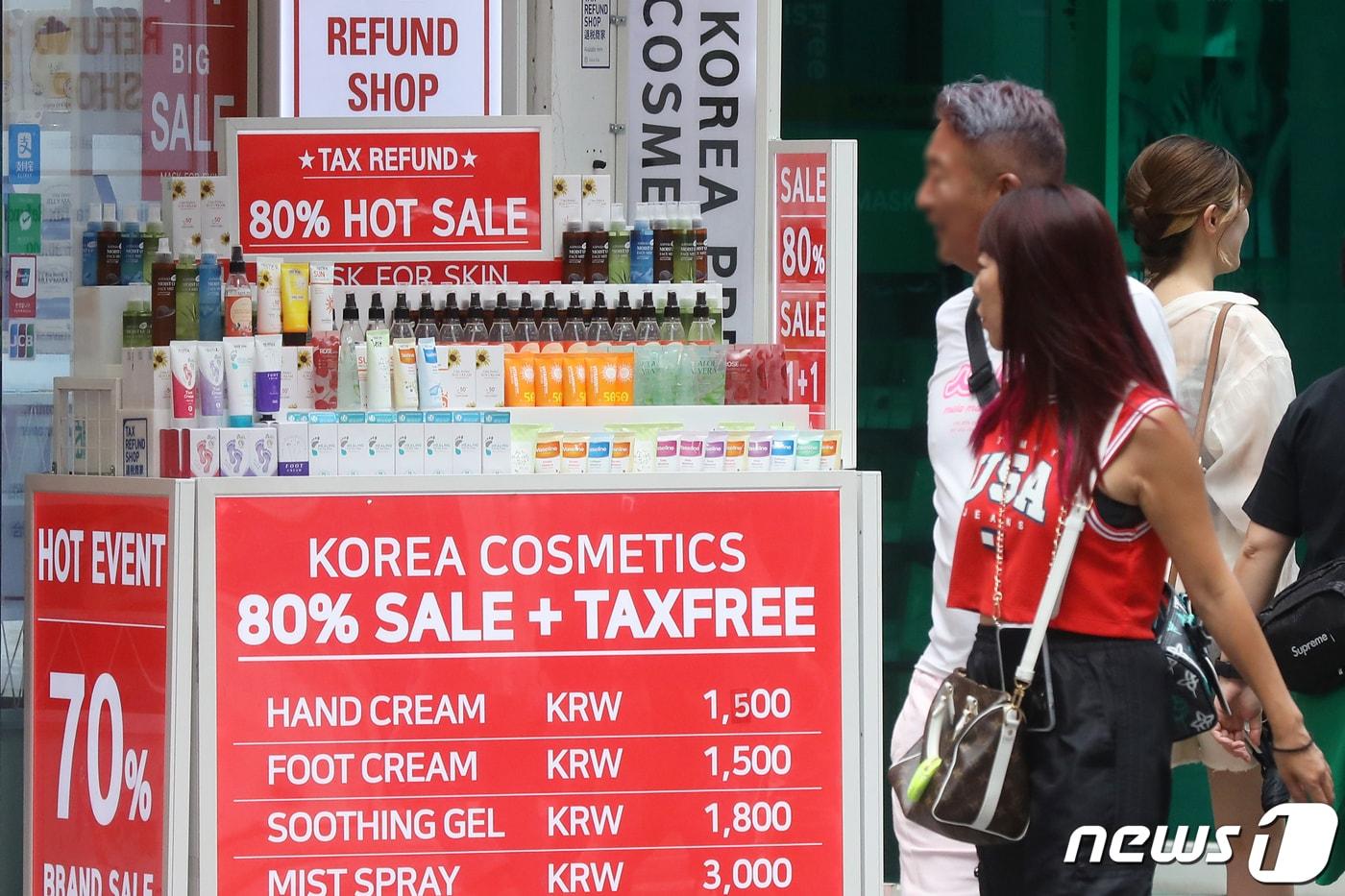 중국 정부가 최근 한국행 단체관광 비자 발급을 공식 재개하면서 국내 화장품 업계가 800만 유커(중국인 관광객)를 끌어들일 각종 혜택 마련에 공을 들이고 있다. 20일 서울 중구 명동 거리의 화장품 매장에 외국인 관광객을 대상으로한 영문 판촉문구가 게시돼 있다. 2023.8.20/뉴스1 ⓒ News1 민경석 기자