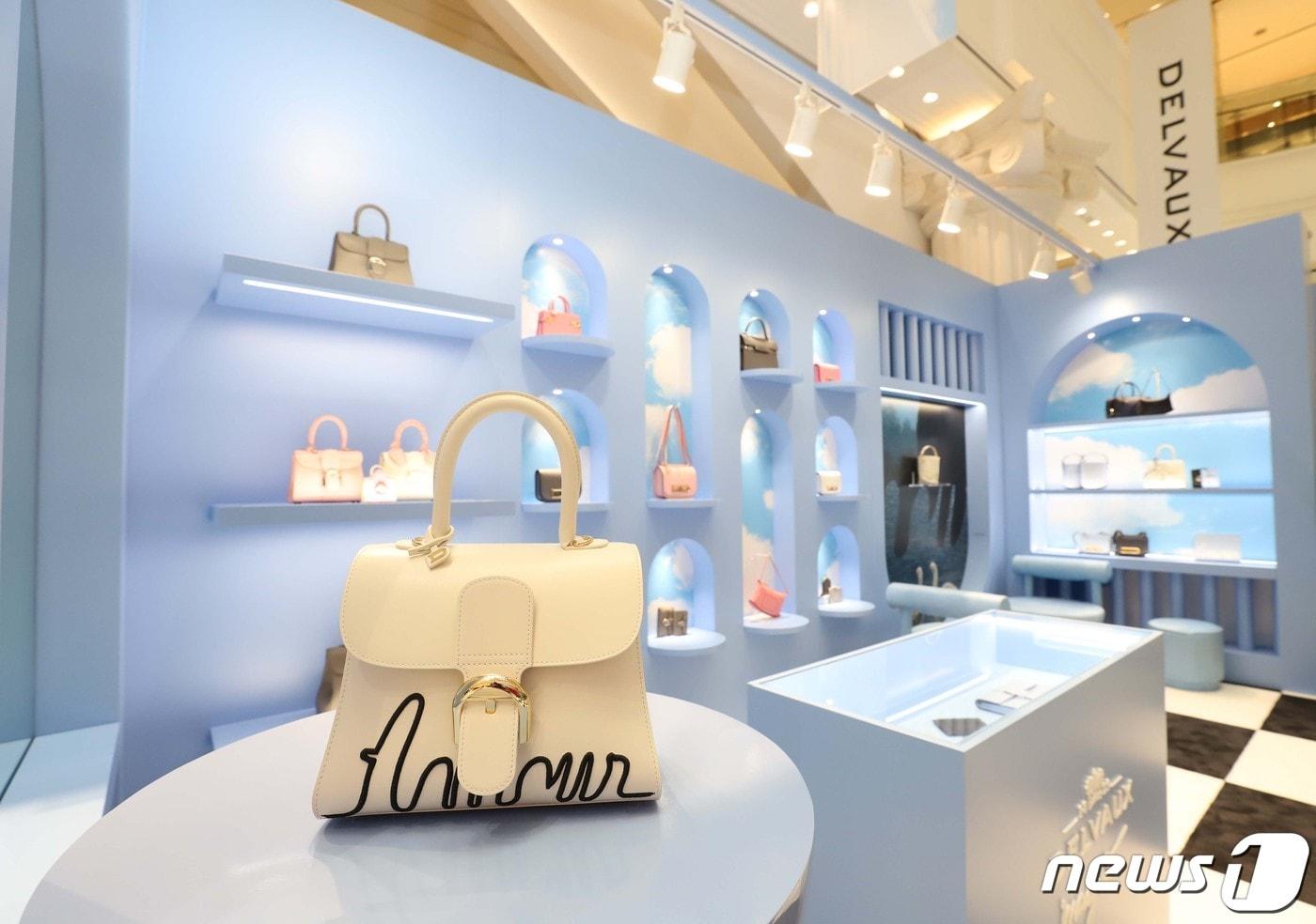 신세계 강남점 델보X르네 마그리트 팝업숍 이미지(신세계백화점 제공) 