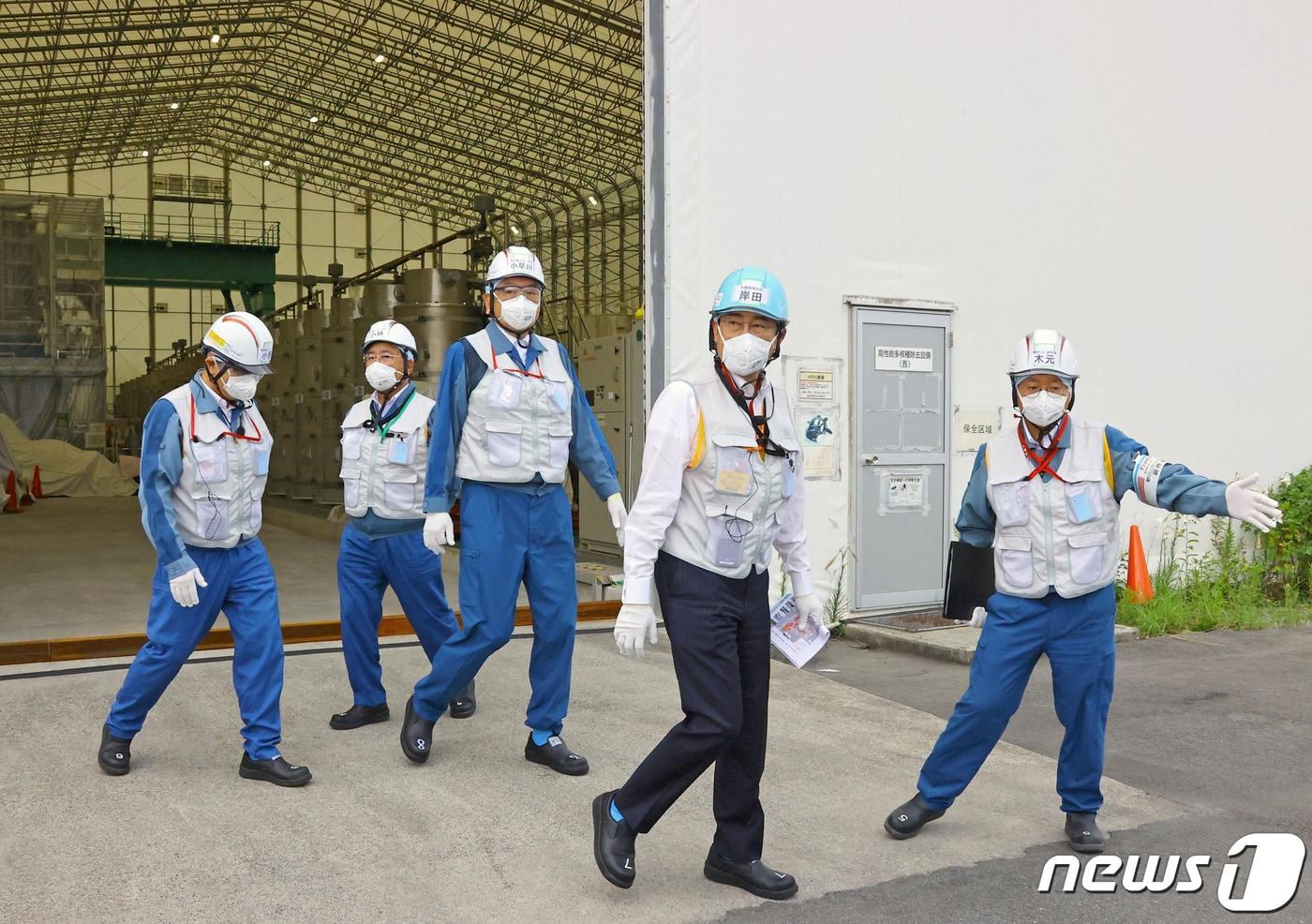 본문 이미지 - 기시다 후미오(오른쪽에서 두번째) 일본 총리가 20일 후쿠시마현 오쿠마시에 있는 후쿠시마 제1원전 다핵종제거설비(ALPS)를 시찰하고 있다. 2023.08.20 ⓒ 로이터=뉴스1 ⓒ News1 최종일 기자