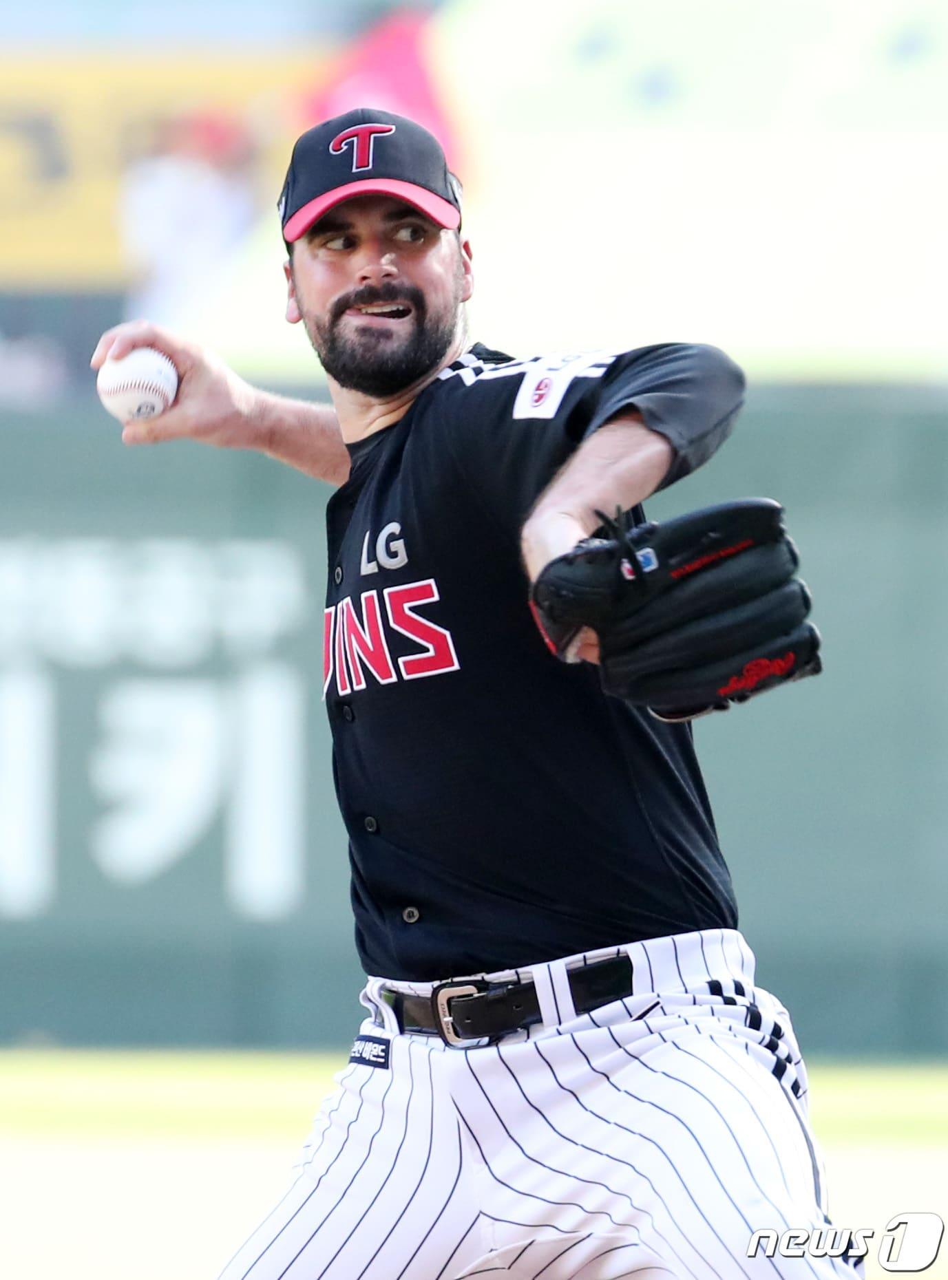 본문 이미지 - 20일 인천 미추홀구 SSG랜더스필드에서 열린 프로야구 '2023 신한은행 SOL KBO리그' LG 트윈스와 SSG 랜더스의 경기에서 LG 선발 플럿코가 역투하고 있다. 2023.8.20/뉴스1 ⓒ News1 김성진 기자