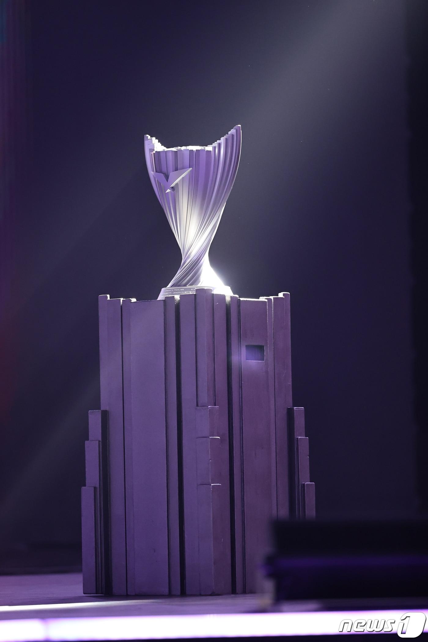 본문 이미지 - 리그 오브 레전드 챔피언스 코리아(LCK) 우승 트로피 /뉴스1 ⓒ News1 박소은 기자