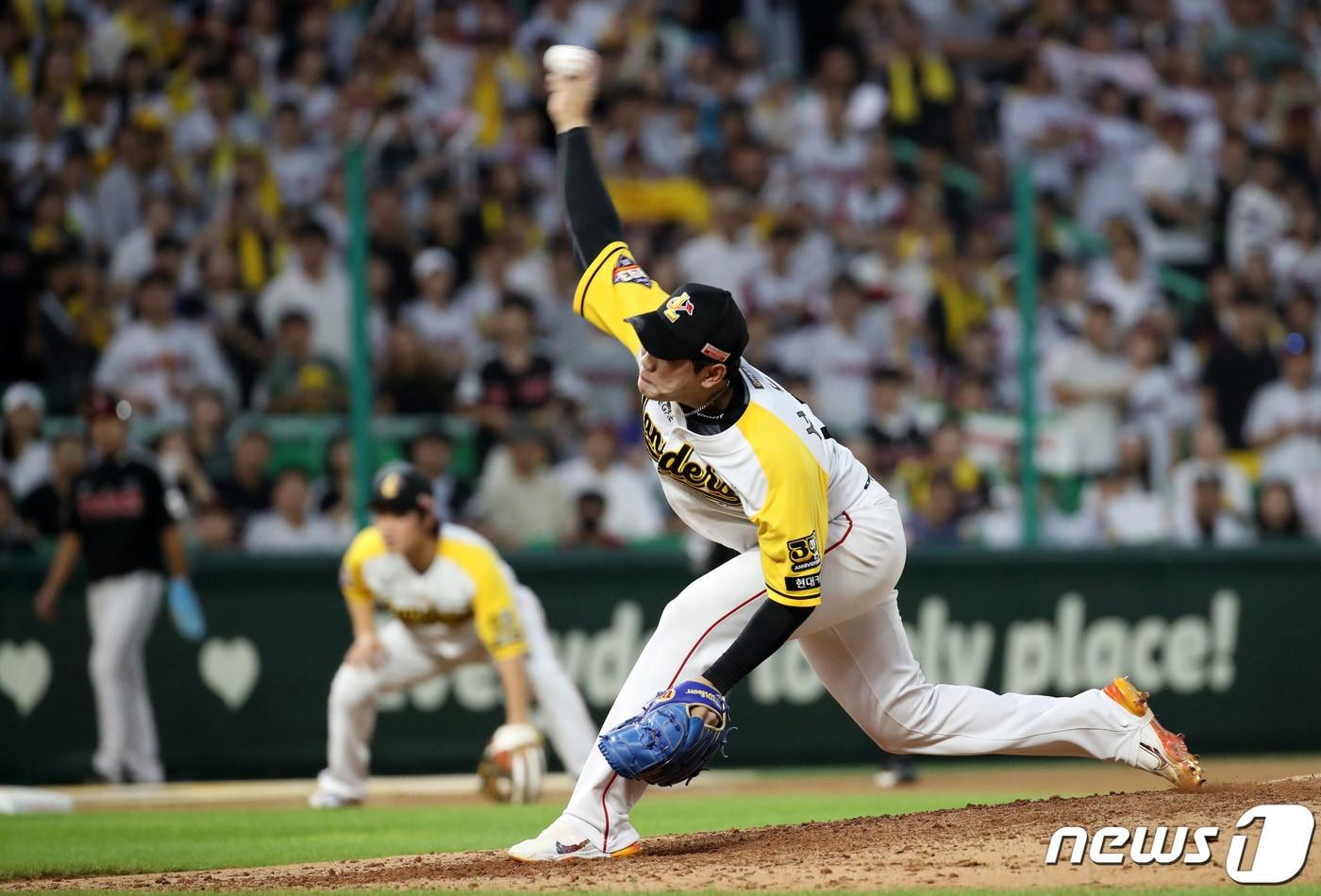 9월 26일 현재 KBO리그 세이브 1위를 기록 중인 SSG랜더스의 서진용 선수가 투구하고 있다. 2023.8.20/뉴스1 ⓒ News1 김성진 기자