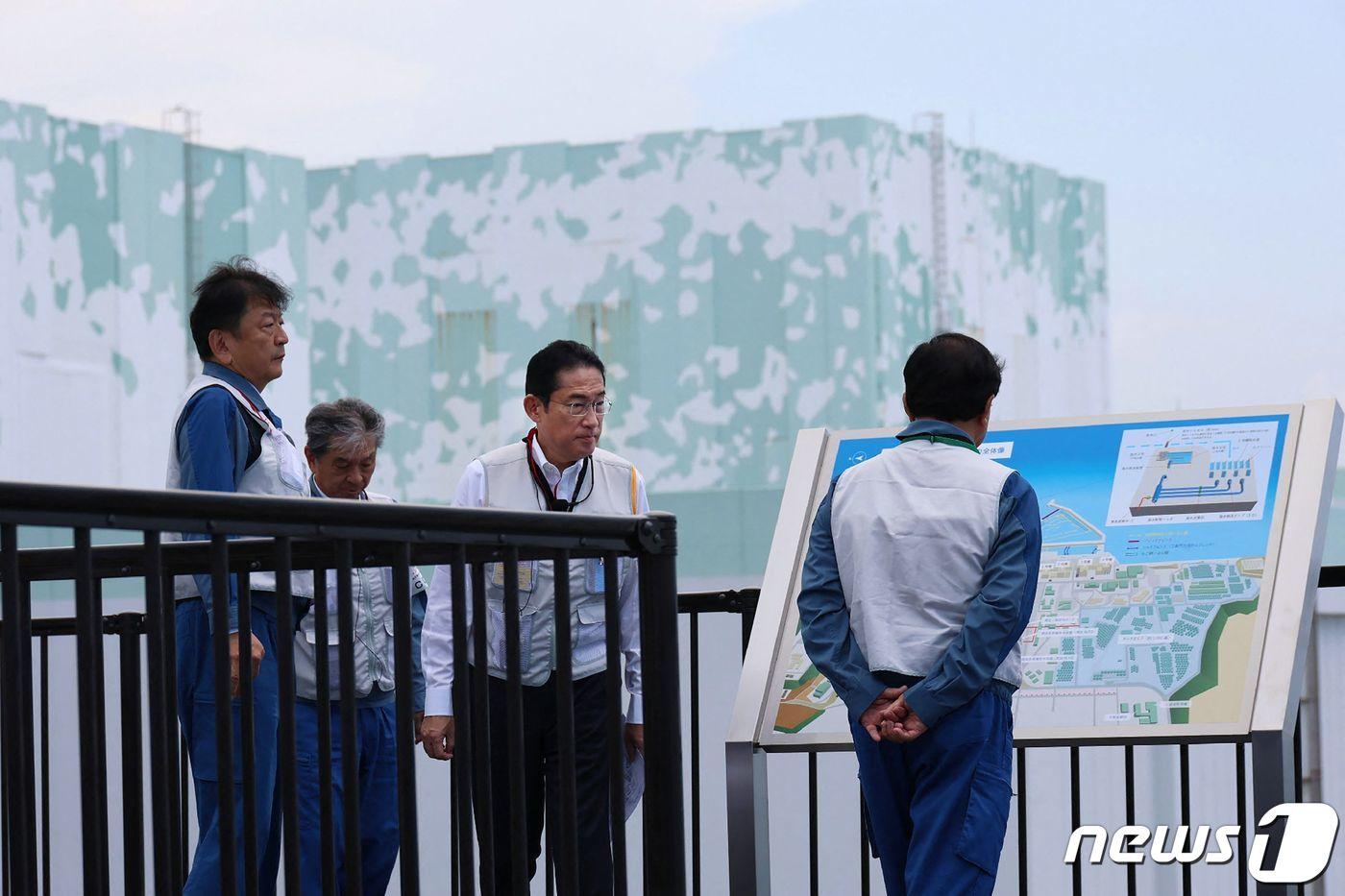 본문 이미지 - 기시다 후미오 일본 총리가 20일 (현지시간) 오염수 해양 방류를 앞두고 후쿠시마현 도미오카에 있는 도쿄 전력 후쿠시마 제1원전을 처음으로 방문해 브리핑을 받고 있다. 2023.8.20 ⓒ AFP=뉴스1 ⓒ News1 우동명 기자