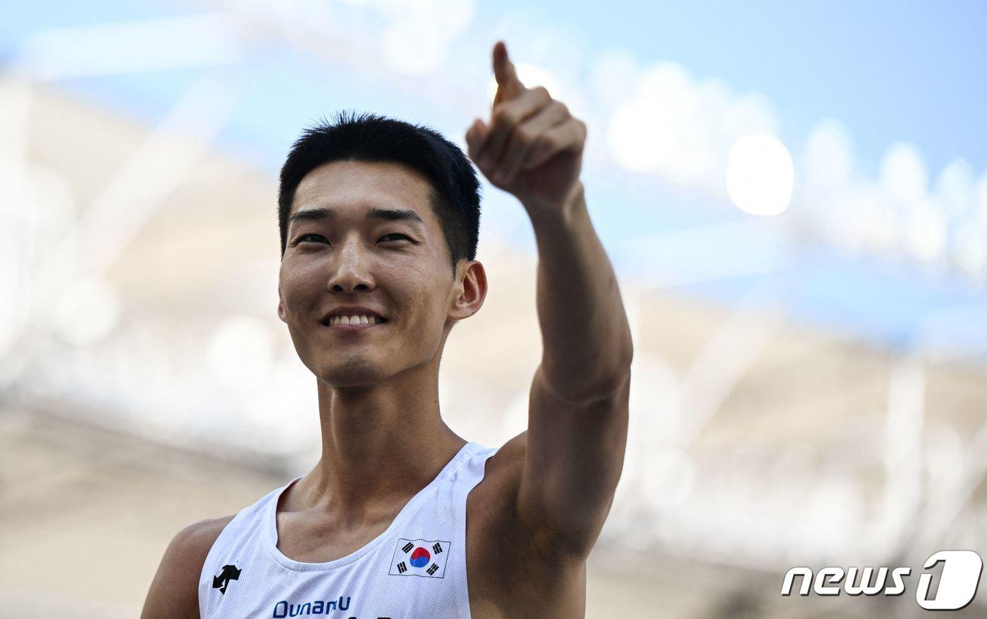 본문 이미지 - 우상혁이 20일(현지시간) 헝가리 부다페스트 국립경기장에서 열린 2023 세계육상선수권 남자 높이뛰기 예선을 통과한 뒤 세리머니를 하고 있다. 우상혁은 예선에서 2m28을 넘어 4위로 결선에 진출했다. 2023.8.21 ⓒ AFP=뉴스1