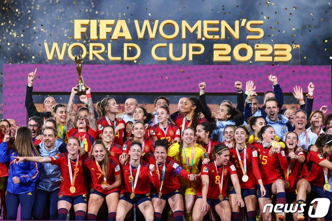본문 이미지 - 스페인 여자 축구 대표 선수들이 20일 (현지시간) 호주 시드니 스타디움에서 열린 2023 FIFA 호주·뉴질랜드 여자 월드컵 결승전에서 잉글랜드를 꺾고 첫 우승에 환호를 하고 있다. 2023.8.21 ⓒ AFP=뉴스1 ⓒ News1 우동명 기자