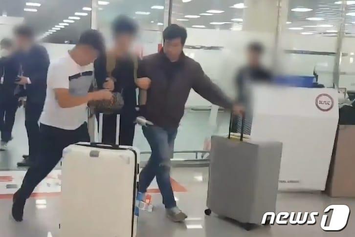 본문 이미지 - 총책 A씨가 김해공항에서 경찰에 검거되고 있다.(부산경찰청 제공)