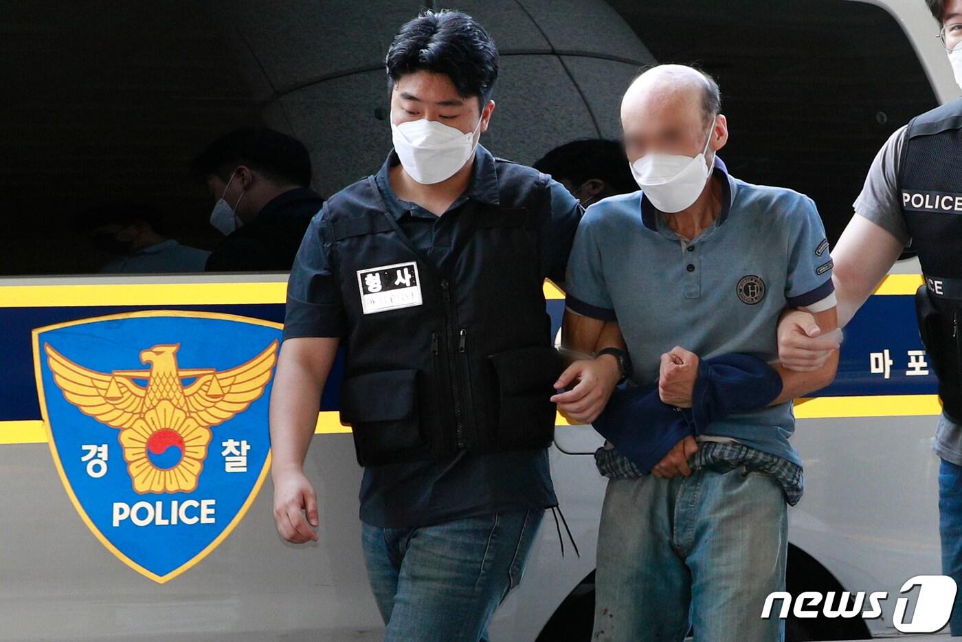 본문 이미지 - 지하철 안에서 흉기를 휘둘러 승객 2명을 다치게 한 50대 남성이 영장실질심사를 받기 위해 서울서부지법에 출석하고 있다. 2023.8.21/뉴스1 ⓒ News1 안은나 기자