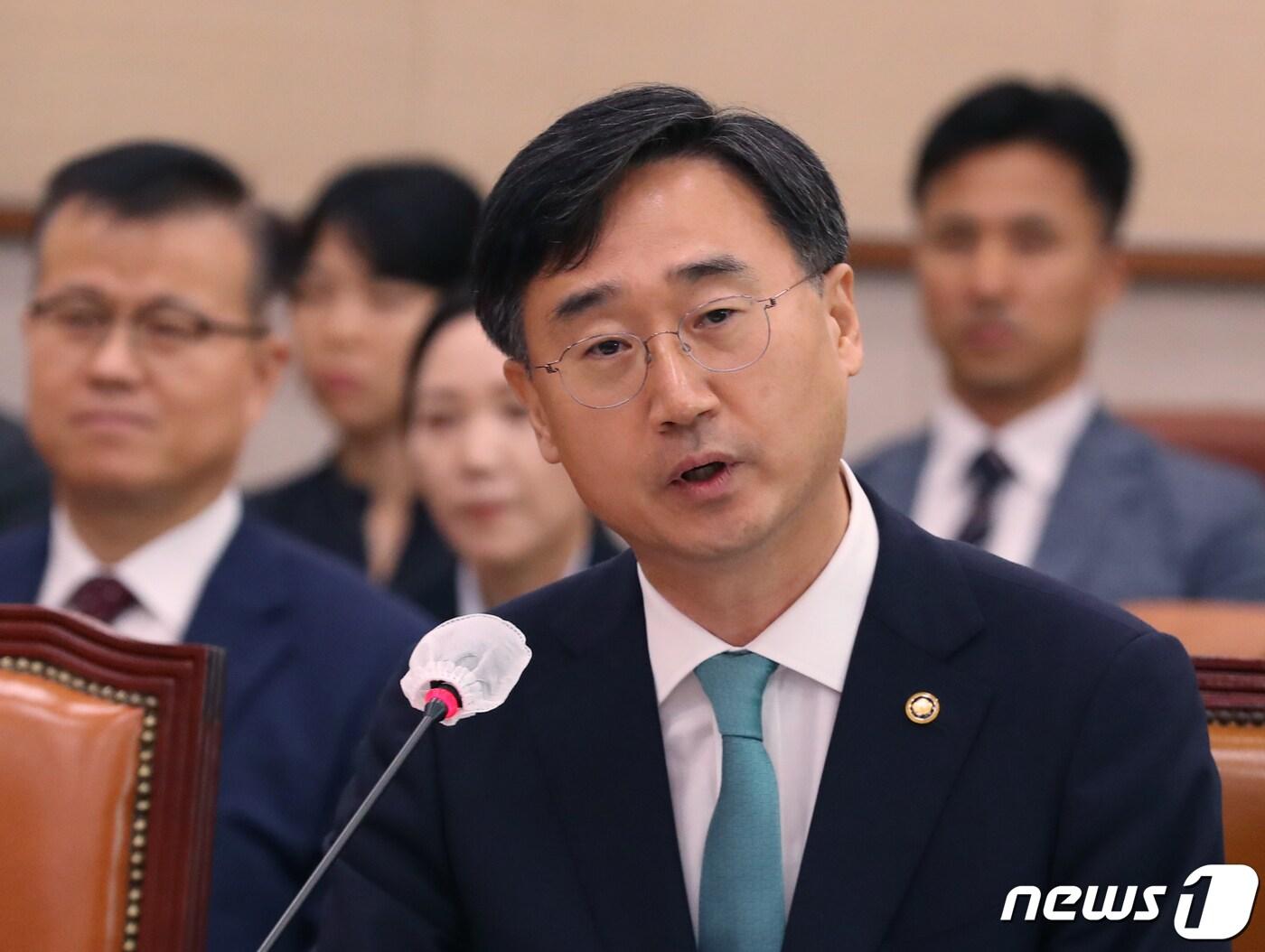 본문 이미지 - 국회 법제사법위원회 전체회의에서 호우 피해 실종자 수색 작전 중 순직한 고 채 상병 사건 수사 관련 질의에 답변하는 신범철 국방부 차관. /뉴스1 ⓒ News1 송원영 기자