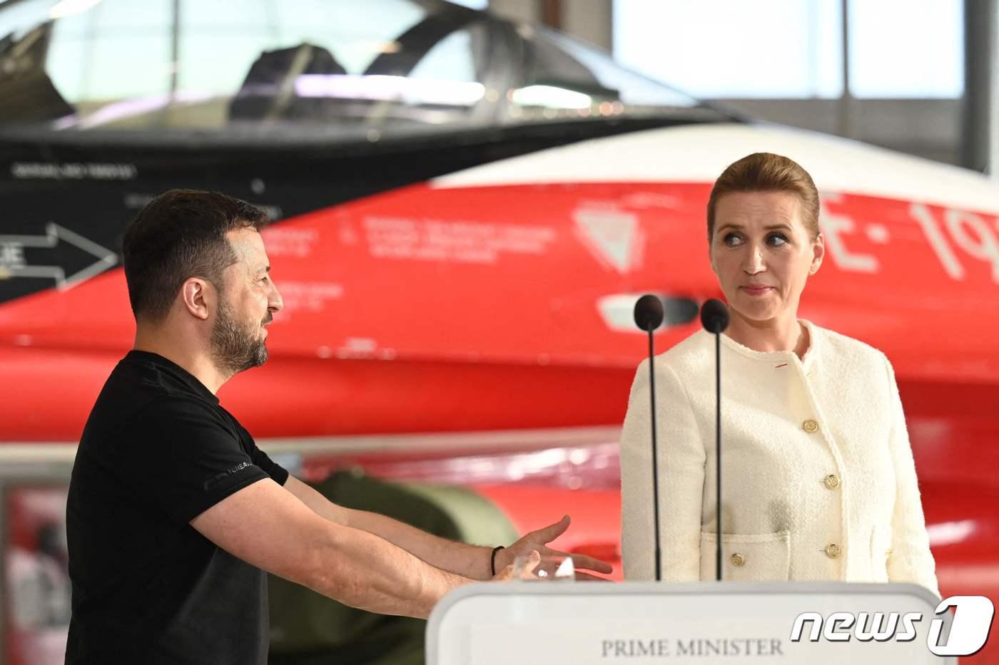 본문 이미지 - 2023년 볼로디미르 젤렌스키 우크라이나 대통령(좌)과 기자회견을 하는 메테 프레데릭센 총리(우).  ⓒ AFP=뉴스1 ⓒ News1 우동명 기자