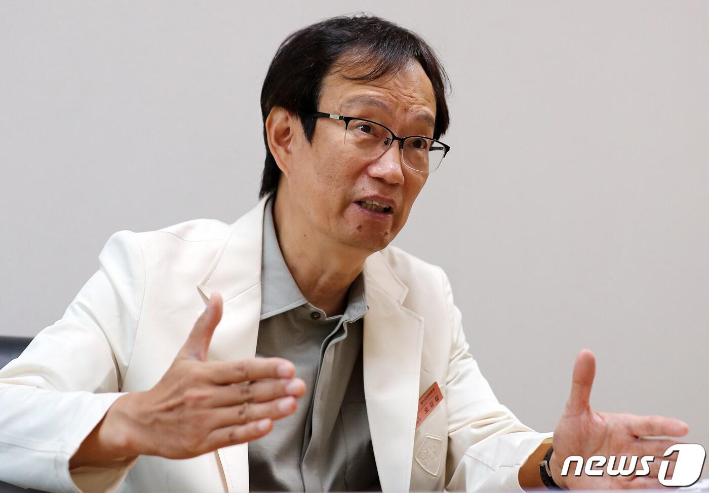 본문 이미지 - 오강섭 대한신경정신의학회 이사장(강북삼성병원 정신건강의학과 교수)이 21일 서울 종로구 강북삼성병원에서 뉴스1과 인터뷰를 하고 있다. 2023.8.21/뉴스1 ⓒ News1 김진환 기자