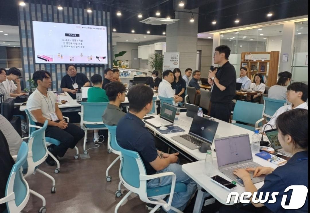 본문 이미지 - 대구스케일업허브(DASH)가 창업기업 성장거점으로 자리매김하고 있다. 사진은 최근 DASH 관계자가 리모트워크 참가자들에게 프로그램 내용을 설명하는 모습.(대구스케일업허브 제공)