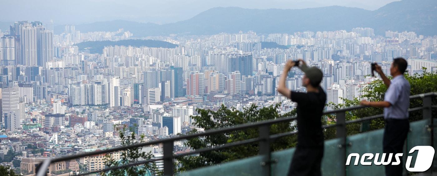 21일 남산에서 바라본 도심 아파트 단지. 2023.8.21/뉴스1 ⓒ News1 안은나 기자