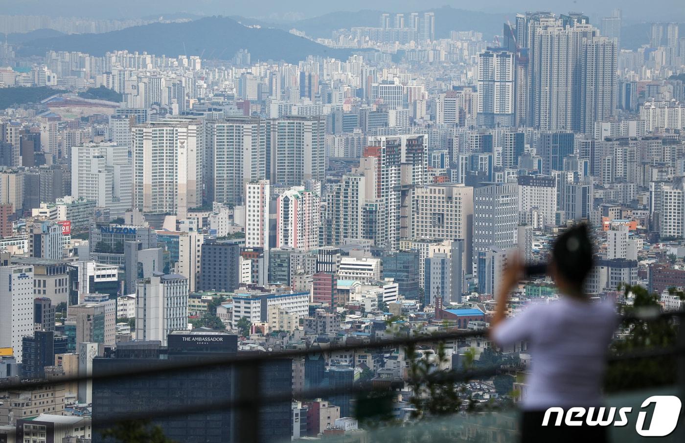 본문 이미지 - 서울 아파트 매매가격이 14개월 만에 상승 전환한 21일 남산에서 바라본 도심 아파트 단지.2023.8.21/뉴스1 ⓒ News1 안은나 기자