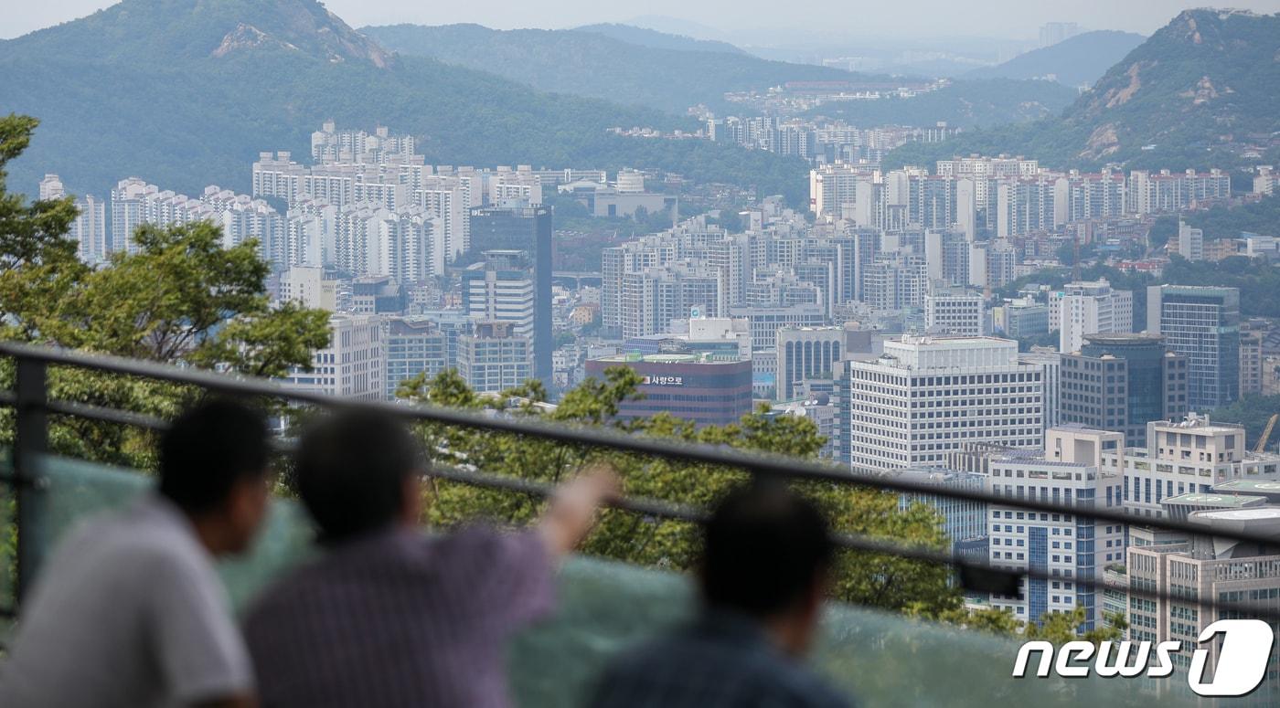 본문 이미지 - 서울 아파트 매매가격이 14개월 만에 상승 전환한 21일 남산에서 바라본 도심 아파트 단지. 이날 부동산R114의 월간 아파트 매매가격 변동률 조사 결과 7월 서울은 0.01% 올라 작년 5월(0.09%) 이후 14개월 만에 매매가격이 상승 전환됐다. 2023.8.21/뉴스1 ⓒ News1 안은나 기자