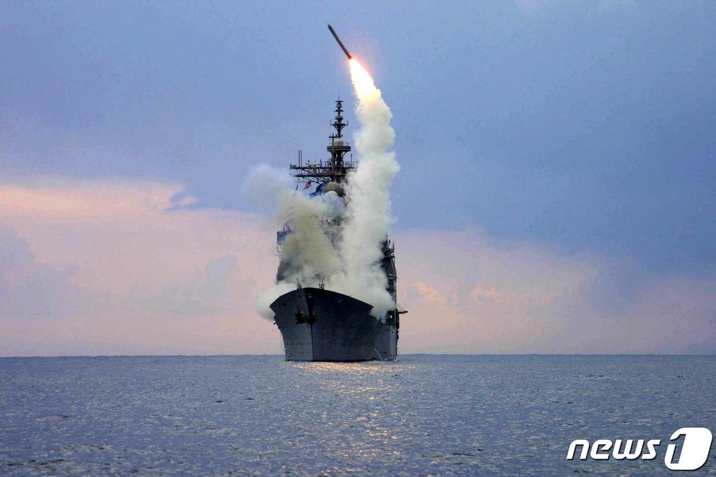 2003년 3월 지중해를 항해하는 미국 해군 순양함 케이프 세인트 조지에서 함대지 순항 미사일 &#39;토마호크&#39;가 발사되는 모습. 2023.3.23. ⓒ 로이터=뉴스1 