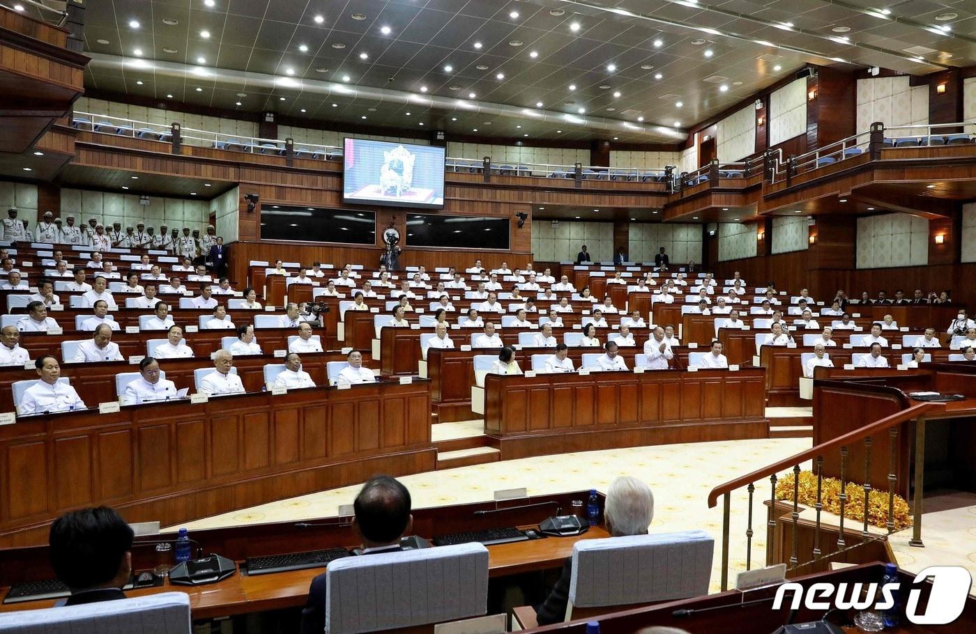 본문 이미지 - 21일(현지시간) 훈센 캄보디아 총리의 장남 훈마넷의 총리 취임을 하루 앞두고 의회가 소집됐다. 의회는 다음날 신임투표를 거쳐 훈센 총리의 장남이자 후계자인 훈마넷을 총리로 선출할 예정이다. 2023.08.21/ ⓒ AFP=뉴스1 ⓒ News1 박재하 기자
