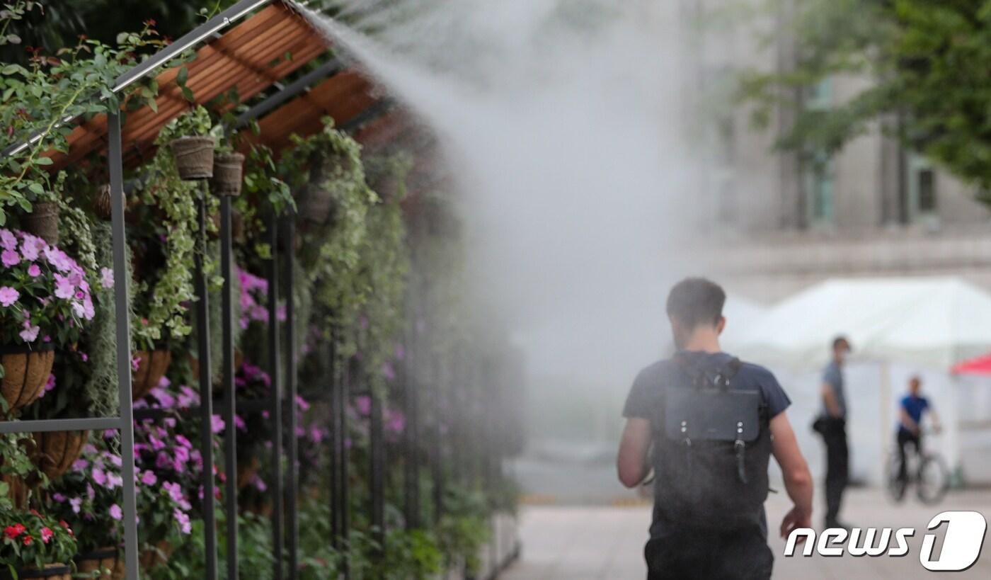 ‘더위가 멈춘다’는 절기상 처서&#40;處暑&#41;를 이틀 앞둔 21일 서울광장에서 시민들이 무더위를 피해 쿨링 포그 길을 걷고 있다. 2023.8.21/뉴스1 ⓒ News1 허경 기자