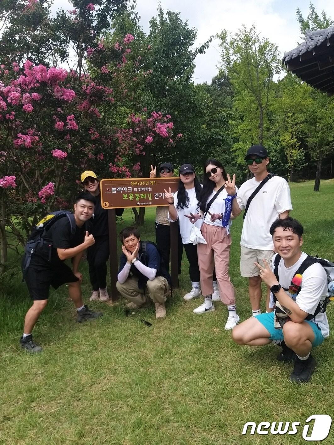 본문 이미지 - 정전 70주년을 맞아 대전현충원 보훈둘레길 걷기 인증 이벤트 참가자들이 기념사진을 찍고 있다. (대전현충원 제공)/뉴스1