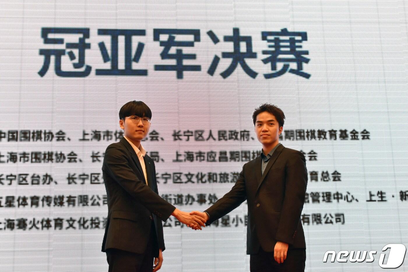 본문 이미지 - 응씨배 결승 3번기 1국에서 셰커 9단(오른쪽)을 제압한 신진서 9단.(한국기원 제공)