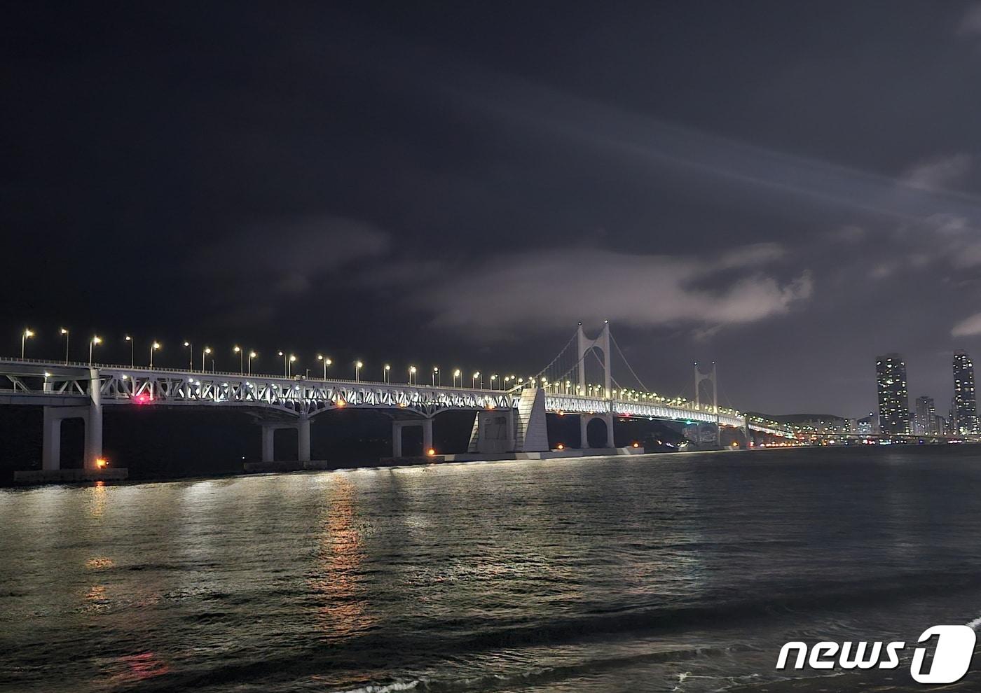 본문 이미지 - 광안대교 소등 전경.(부산시설공단 제공)