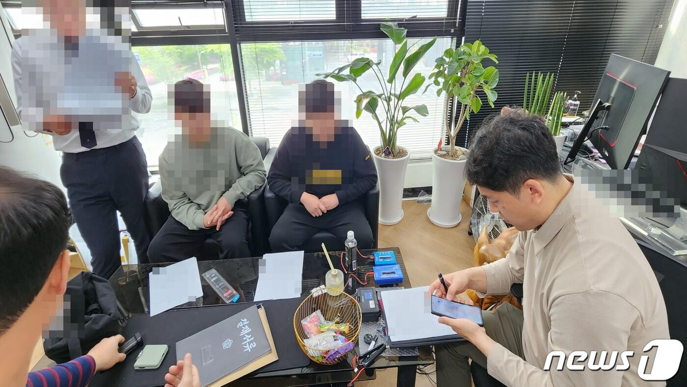 경찰이 인천 남동구 소재의 부동산 컨설팅 사무실을 압수수색하고 있다.(부산경찰청 제공)