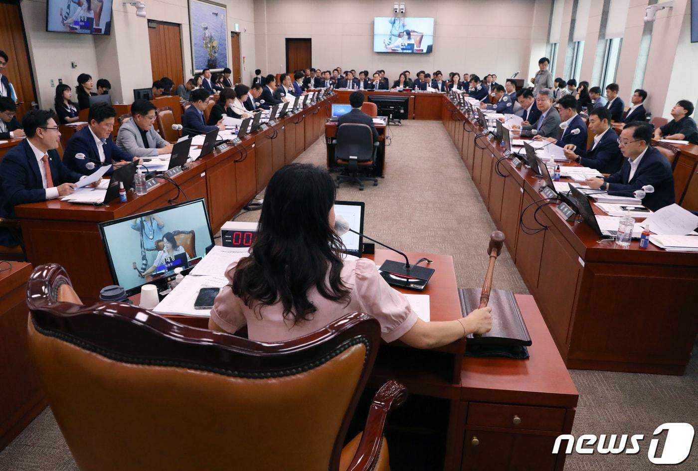 본문 이미지 - 이재정 국회 산자위 위원장이 22일 오전 서울 여의도 국회에서 열린 산업통상자원중소벤처기업위원회 전체회의에서 의사봉을 두드리고 있다. 2023.8.22/뉴스1 ⓒ News1 송원영 기자