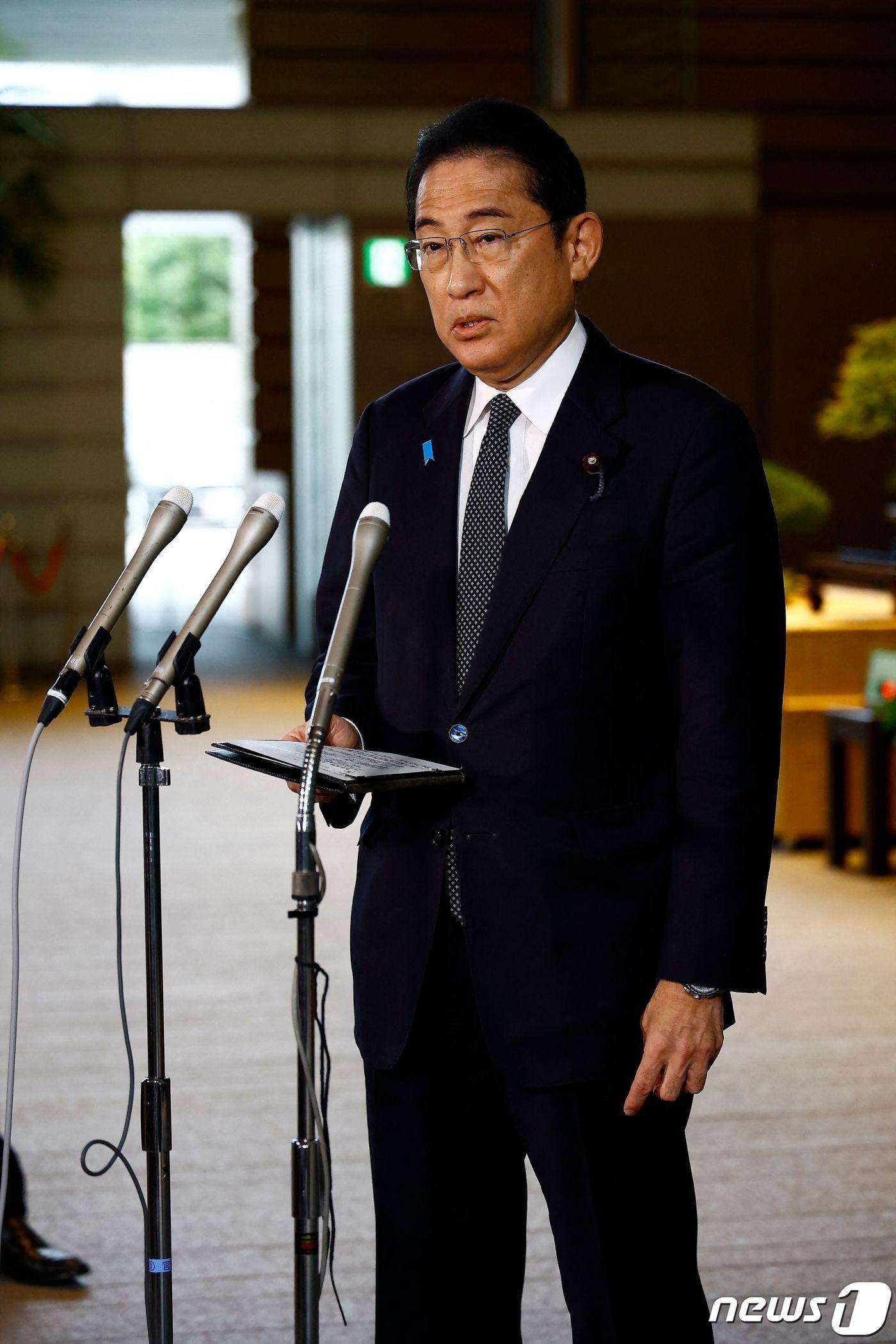 본문 이미지 - 기시다 후미오 일본 총리가 22일 (현지시간) 도쿄 총리 관저에 도착해 취재진을 만나 “후쿠시마 원전의 오염수 해양 방류를 24일 개시하겠다”고 밝히고 있다. 2023.8.22 ⓒ AFP=뉴스1 ⓒ News1 우동명 기자