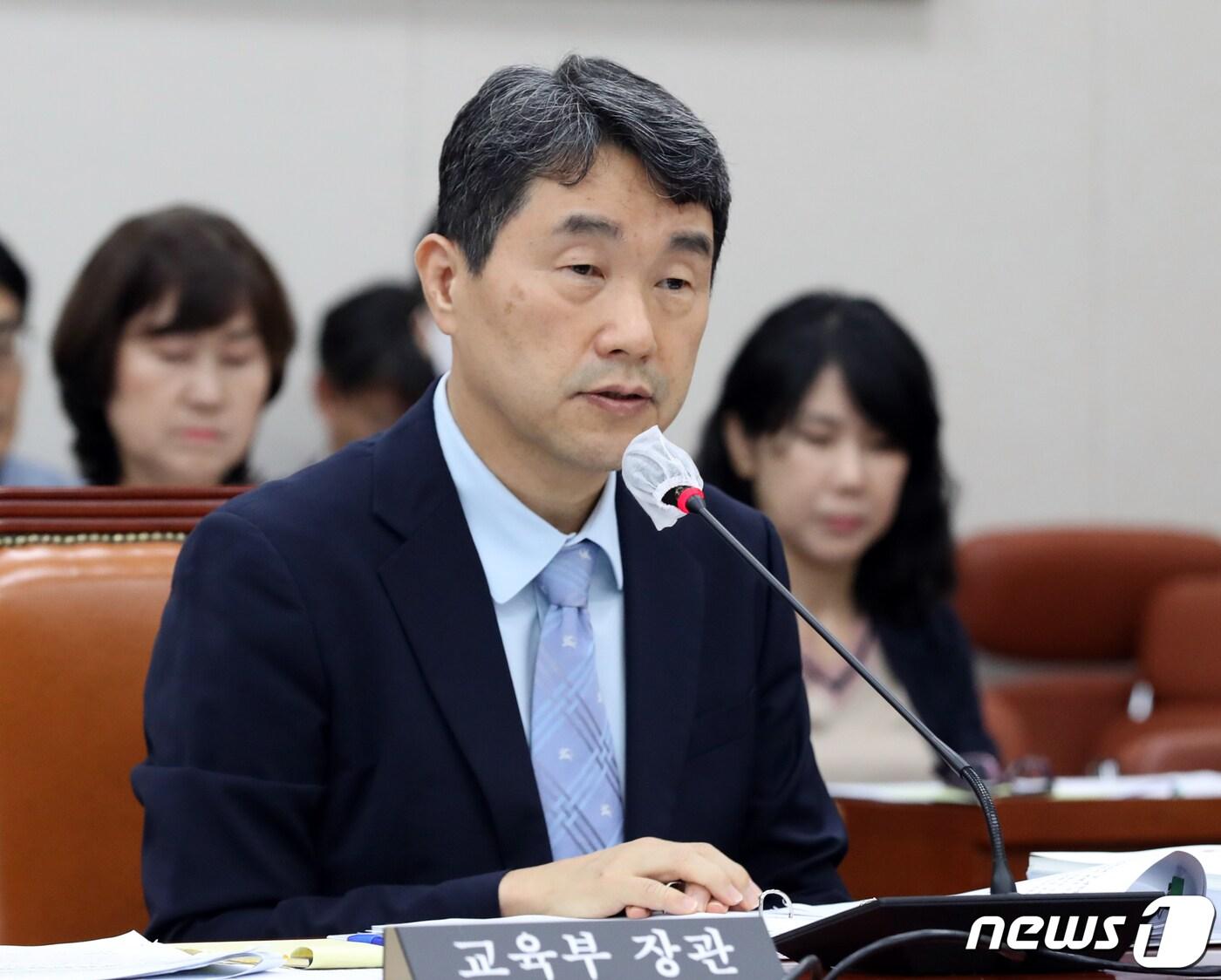 본문 이미지 - 이주호 사회부총리 겸 교육부 장관이 22일 오전 서울 여의도 국회에서 열린 교육위원회 전체회의에서 의원들의 질의에 답변하고 있다. /뉴스1 ⓒ News1 송원영 기자