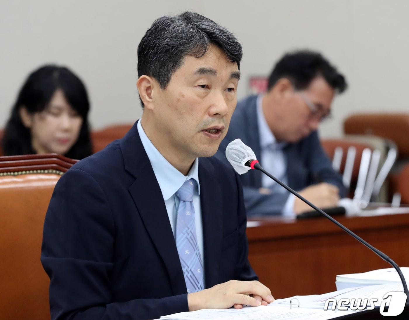 본문 이미지 - 이주호 사회부총리 겸 교육부 장관이 22일 오전 서울 여의도 국회에서 열린 교육위원회 전체회의에서 의원들의 질의에 답변하고 있다. 2023.8.22/뉴스1 ⓒ News1 송원영 기자