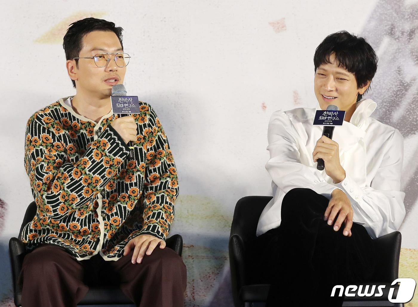 본문 이미지 - 배우 이동휘와 강동원(오른쪽)이 22일 오전 서울 용산구 CGV 용산아이파크몰에서 열린 영화 '천박사 퇴마 연구소 : 설경의 비밀’ 제작보고회에 참석해 취재진 질문에 답변하고 있다. 미스터리 판타지 액션 ‘천박사 퇴마 연구소 : 설경의 비밀’은 귀신을 믿지 않지만 귀신 같은 통찰력을 지닌 가짜 퇴마사 천박사(강동원)가 지금껏 경험해본 적 없는 강력한 사건을 의뢰 받으며 시작되는 이야기를 그린 작품으로 오는 추석 개봉 예정이다. 2023.8.22/뉴스1 ⓒ News1 김진환 기자