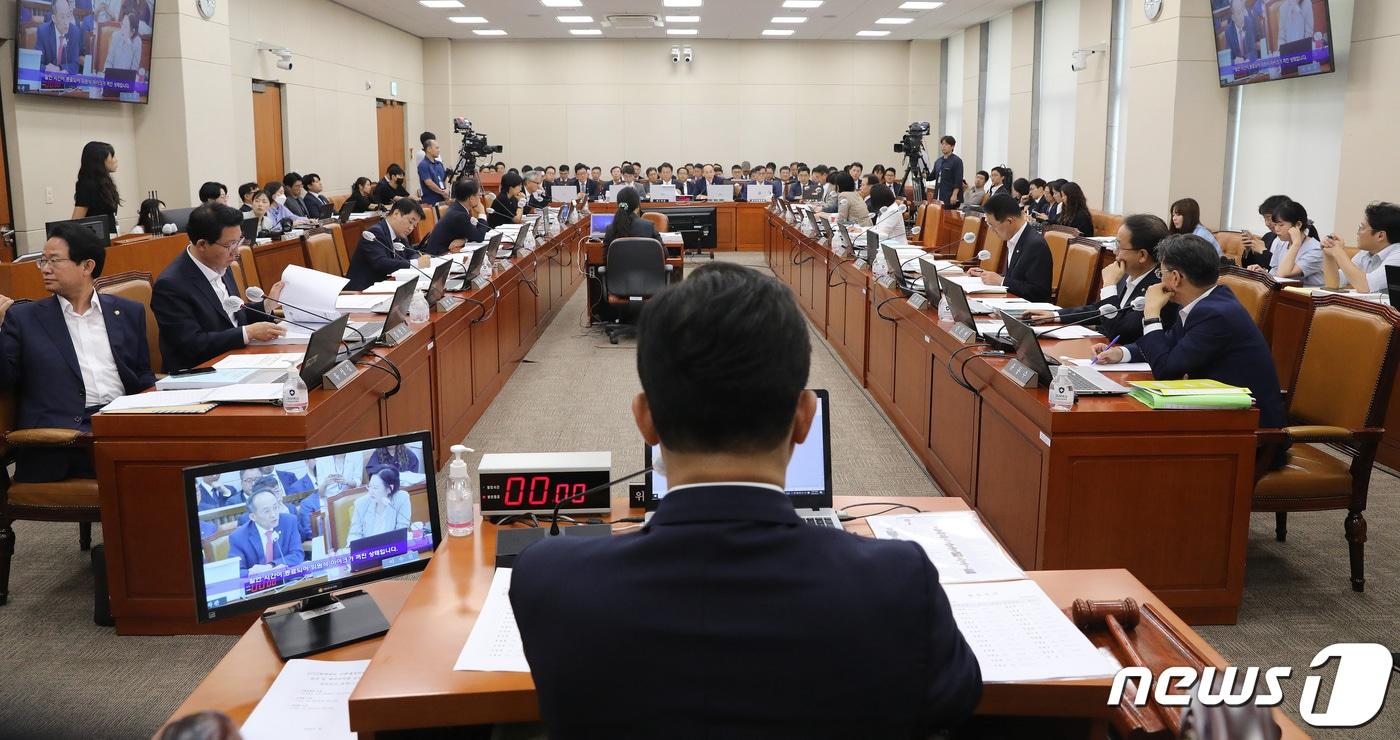 본문 이미지 - 윤영석 위원장이 22일 오전 서울 여의도 국회에서 열린 기획재정위원회 전체회의를 주재하고 있다. 2023.8.22/뉴스1 ⓒ News1 임세영 기자